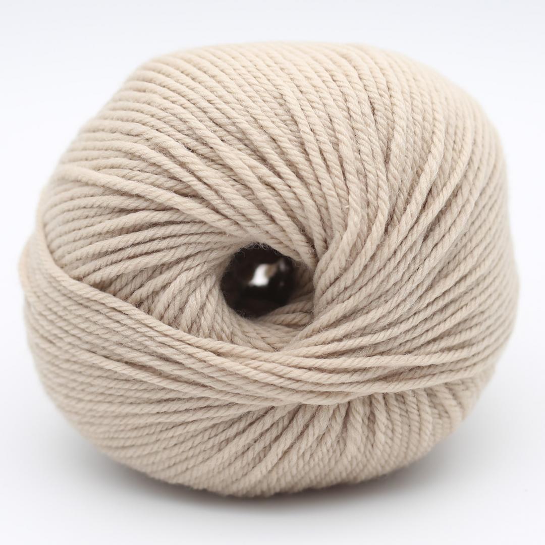 Kuvassa on Kremke Soul Wool The Merry Merino 110 GOTS -lanka värissä Beige.