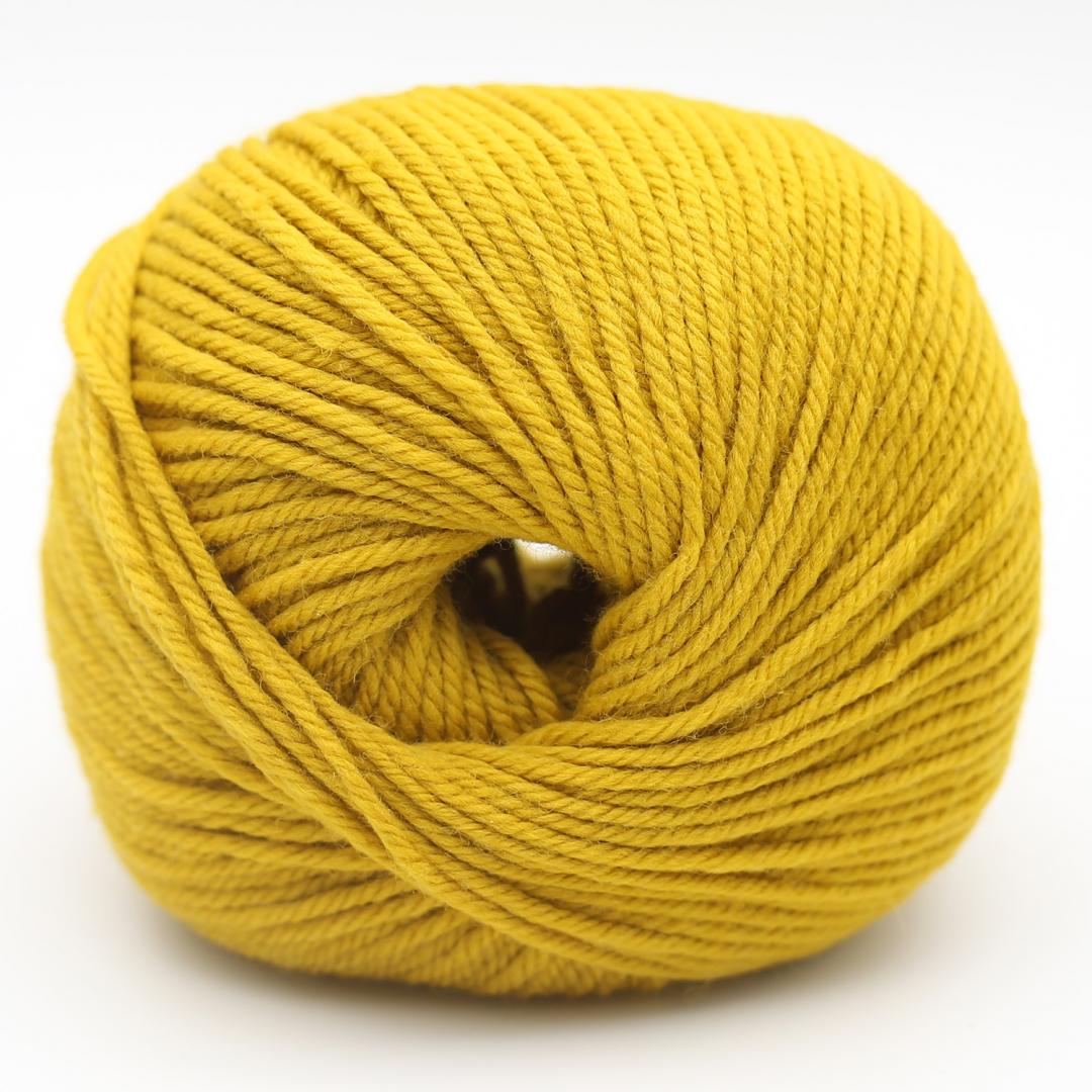 Kuvassa on Kremke Soul Wool The Merry Merino 110 GOTS -lanka värissä Brass.