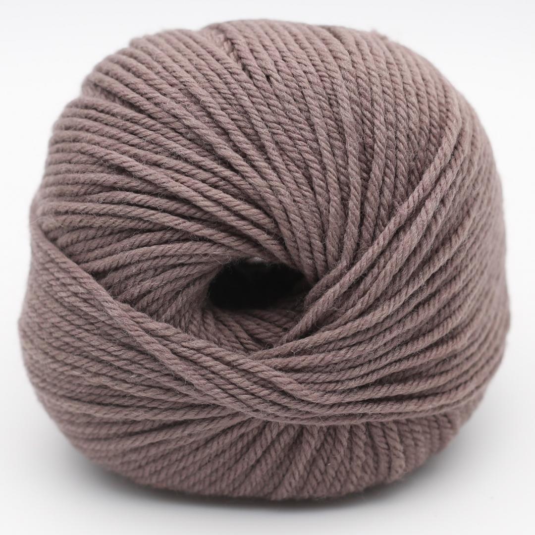 Kuvassa on Kremke Soul Wool The Merry Merino 110 GOTS -lanka värissä Brown-Grey.