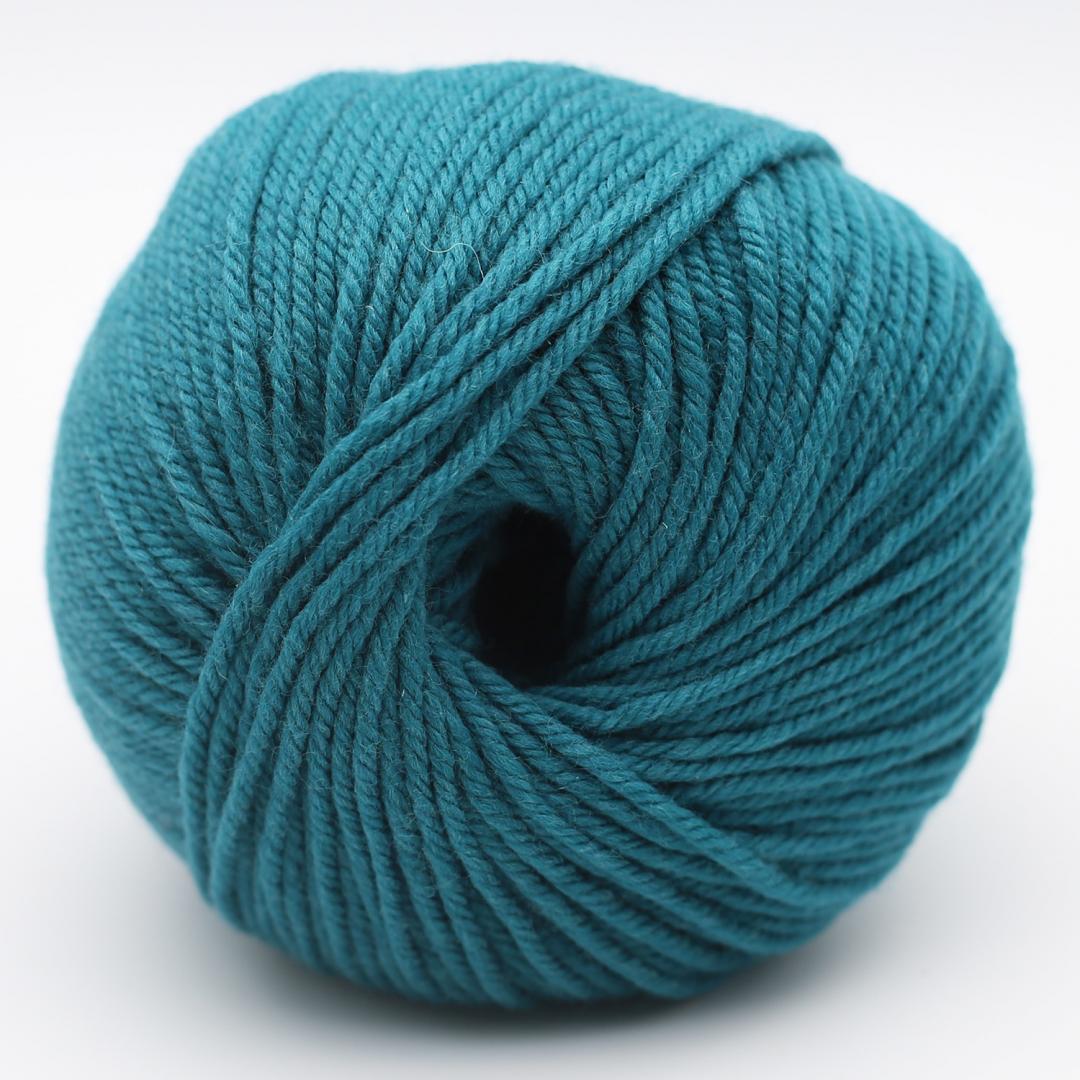 Kuvassa on Kremke Soul Wool The Merry Merino 110 GOTS -lanka värissä Dark Teal.