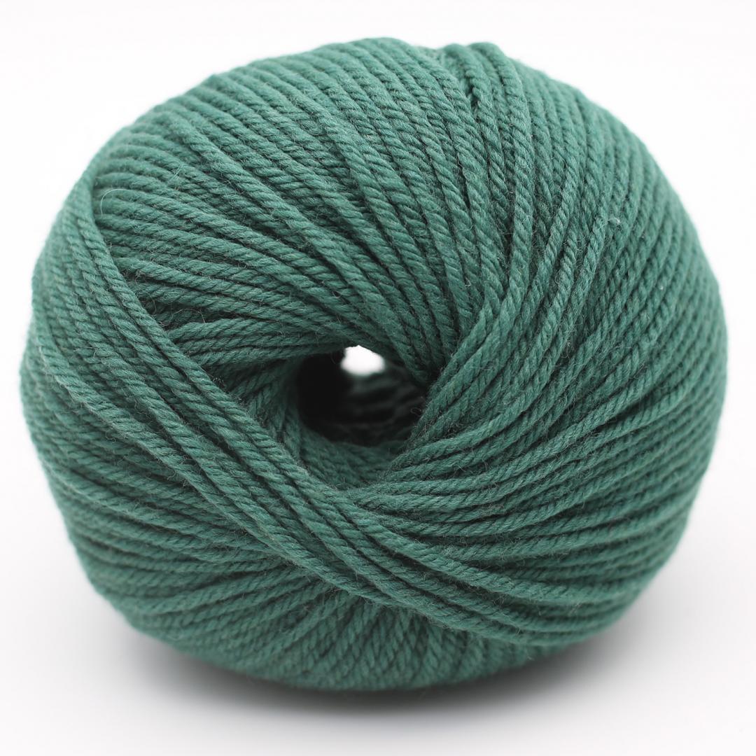 Kuvassa on Kremke Soul Wool The Merry Merino 110 GOTS -lanka värissä Fir Green.