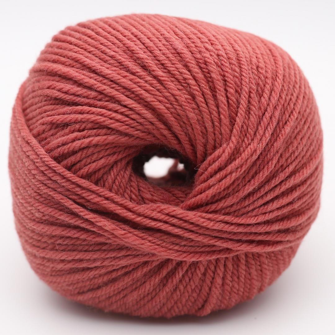 Kuvassa on Kremke Soul Wool The Merry Merino 110 GOTS -lanka värissä Marsala.