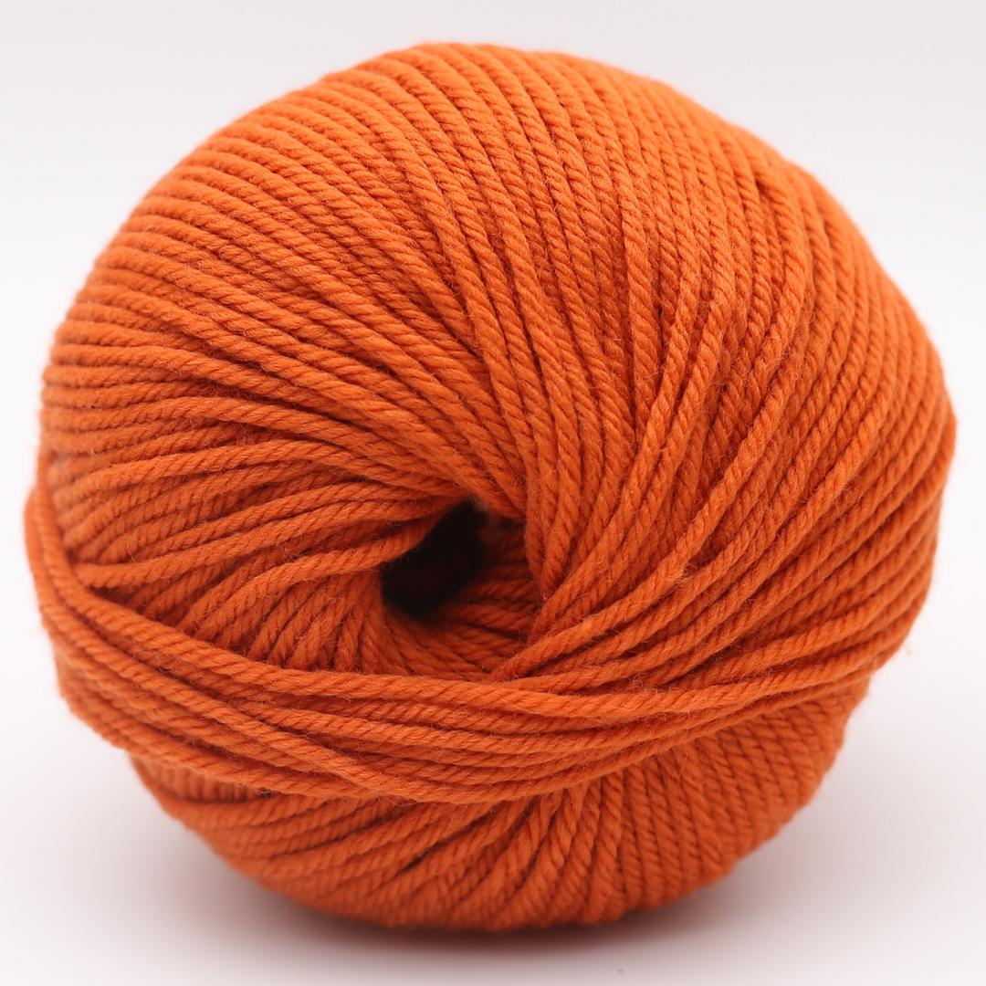 Kuvassa on Kremke Soul Wool The Merry Merino 110 GOTS -lanka värissä Pumpkin.