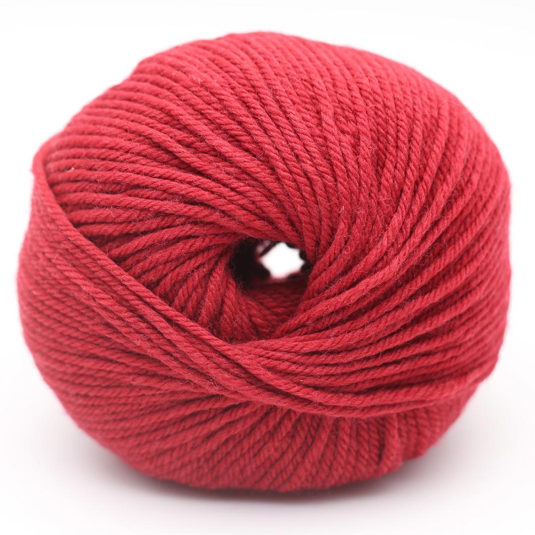 Kuvassa on Kremke Soul Wool The Merry Merino 110 GOTS -lanka värissä Wine Red.