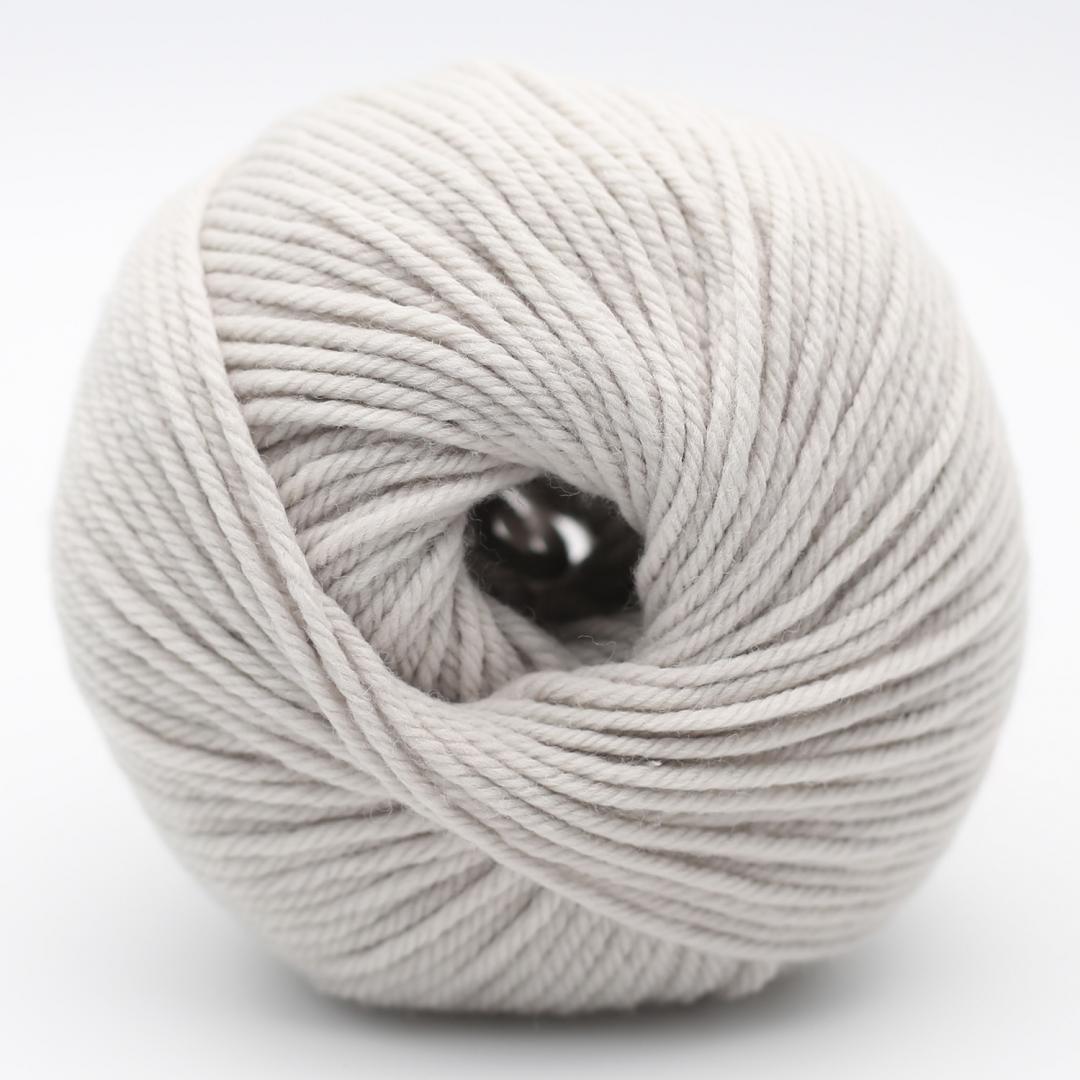 Kuvassa on Kremke Soul Wool The Merry Merino 110 GOTS -lanka värissä Light Grey.