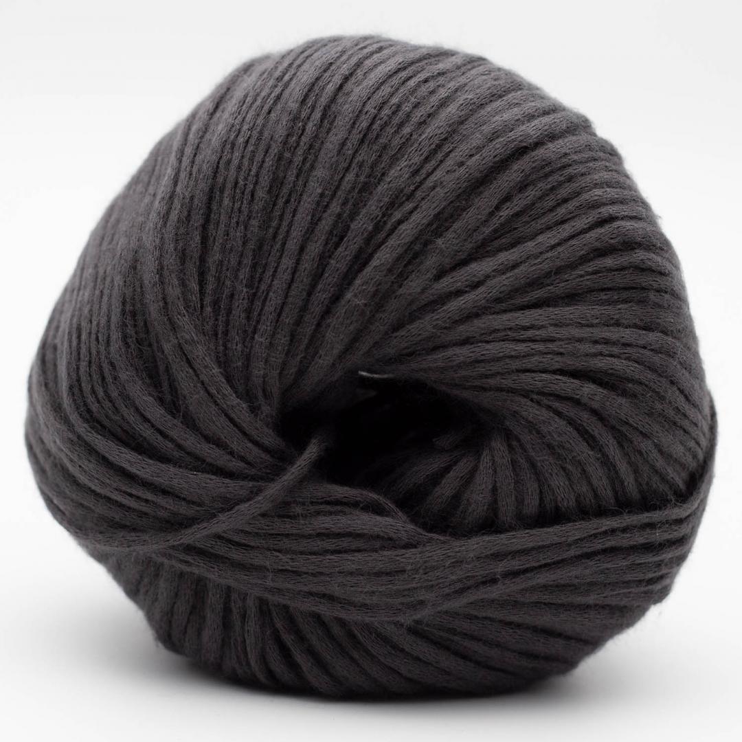 Kuvassa on Kremke Soul Wool Vegan Cashmere -lanka sävyssä Granite.