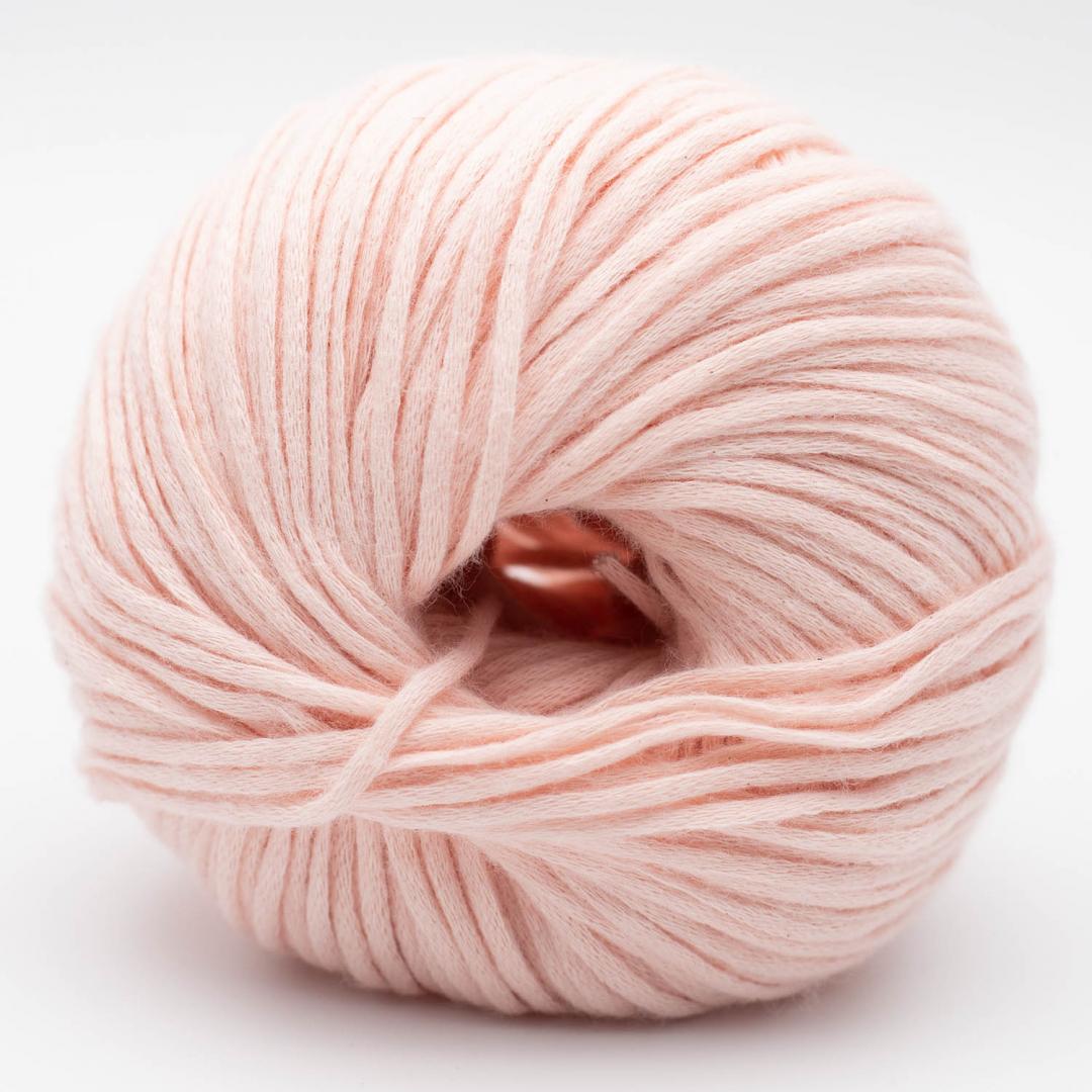 Kuvassa on Kremke Soul Wool Vegan Cashmere -lanka sävyssä Pale Rose.