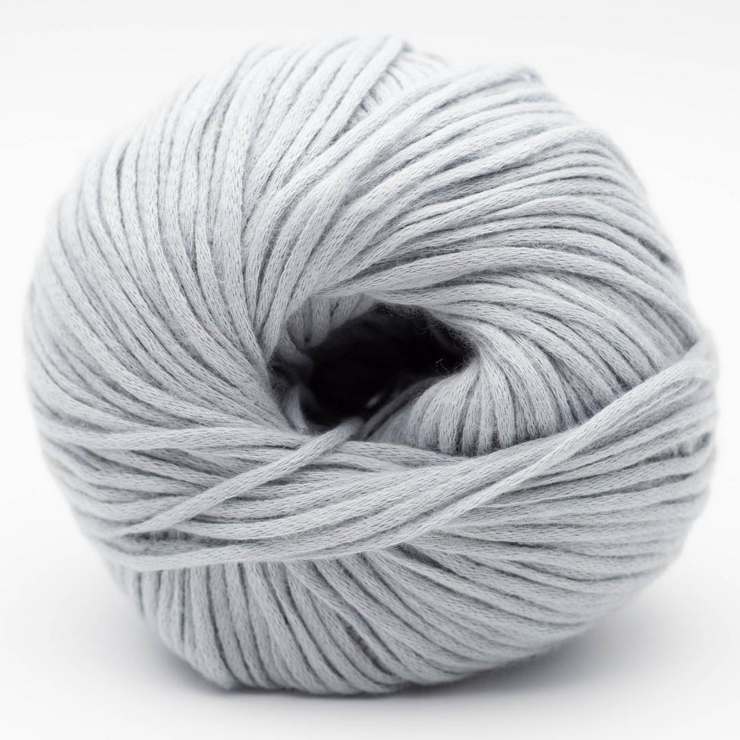 Kuvassa on Kremke Soul Wool Vegan Cashmere -lanka sävyssä Silver Grey.