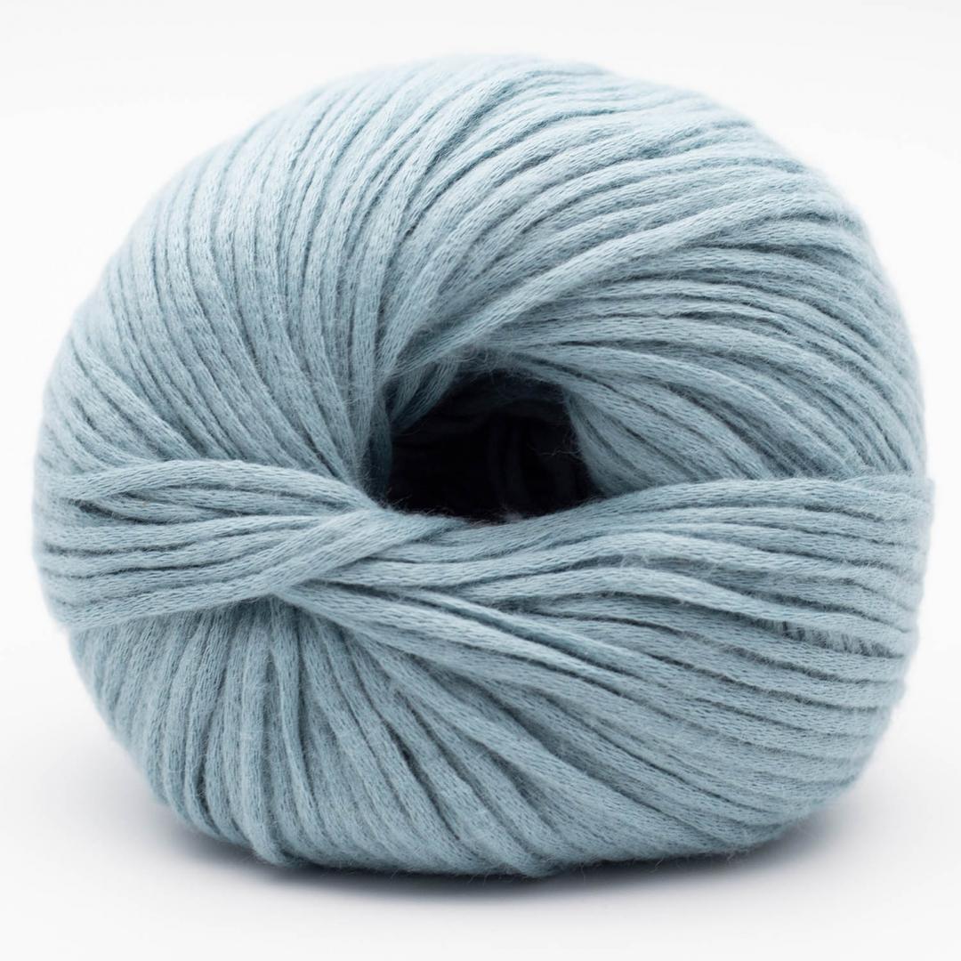 Kuvassa on Kremke Soul Wool Vegan Cashmere -lanka sävyssä Smokey Blue.