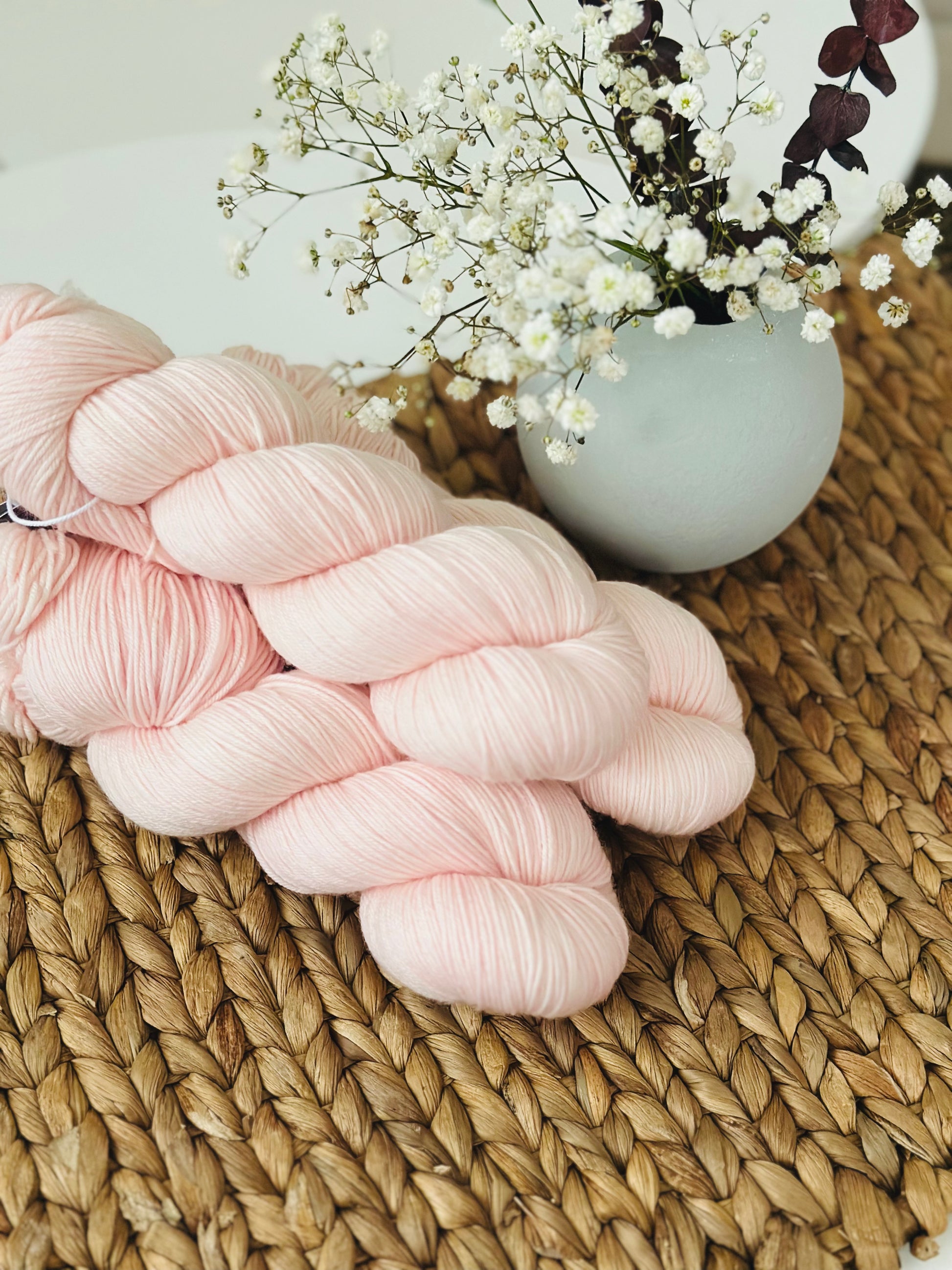 Kuvassa on Laurelknits SuperSock- sukkalanka värissä Blossom.
