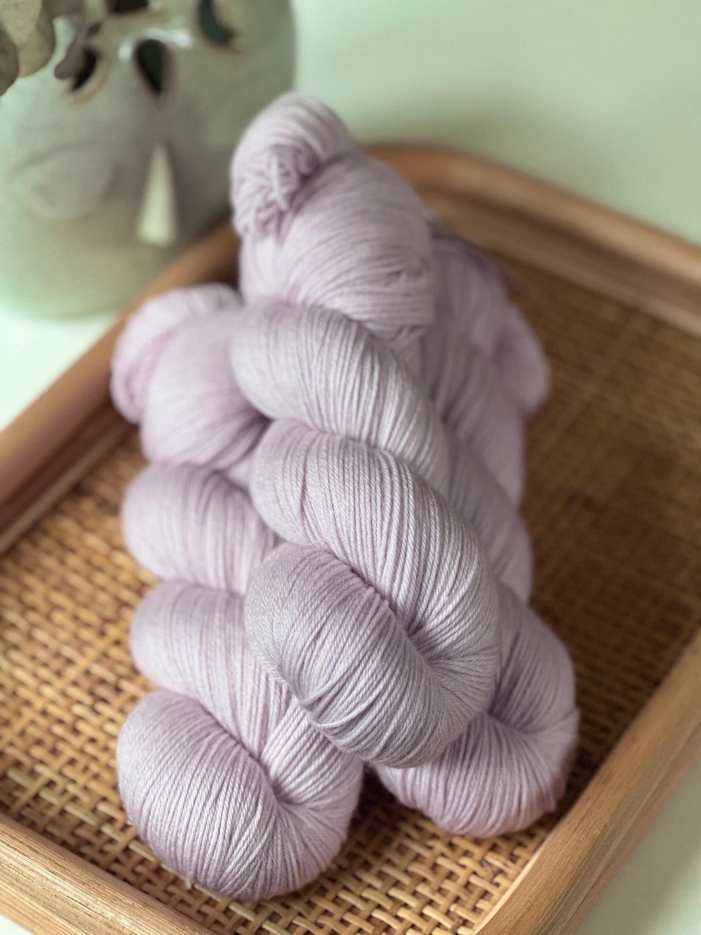 Kuvassa on Laurelknits SuperSock- sukkalanka värissä Lilac.