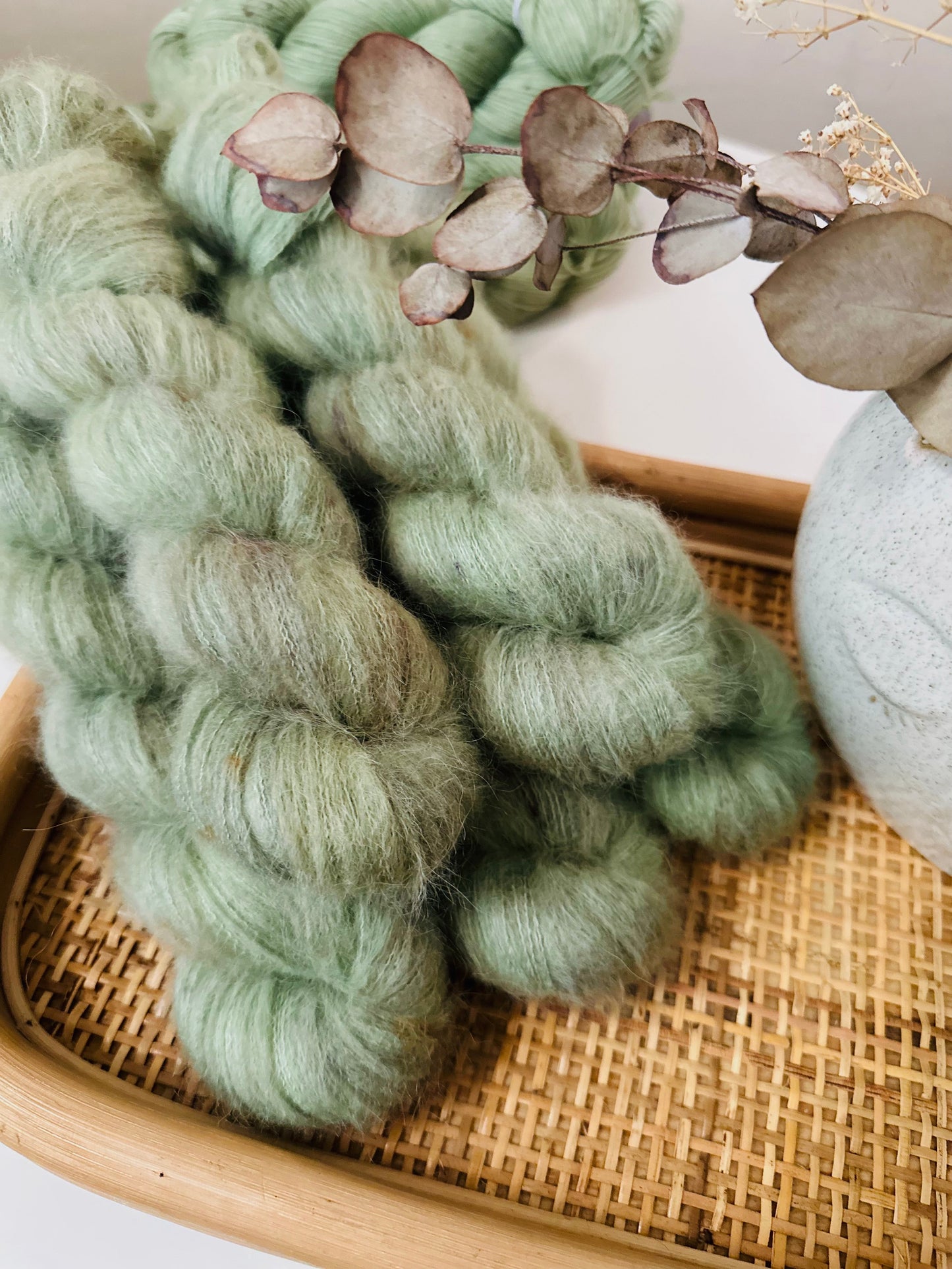 Kuvassa on Laurelknits Udu Lite -lanka (yarn) värissä Armi.