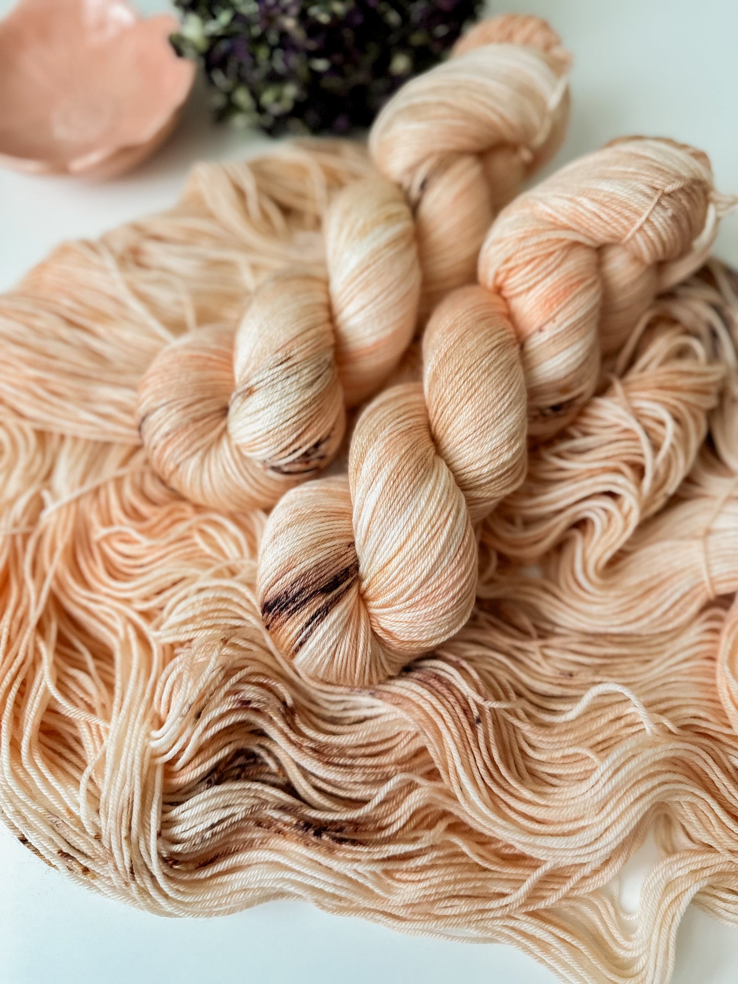 Kuvassa on käsinvärjätty Laurelknits SuperSock- sukkalanka värissä Apricot Crush.