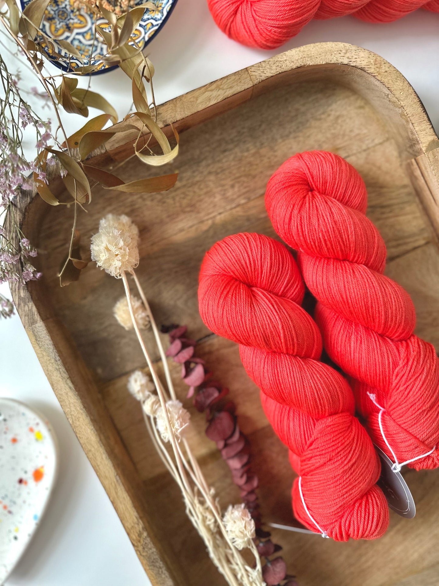 Kuvassa on käsinvärjätty Laurelknits SuperSock- sukkalanka värissä City girl.