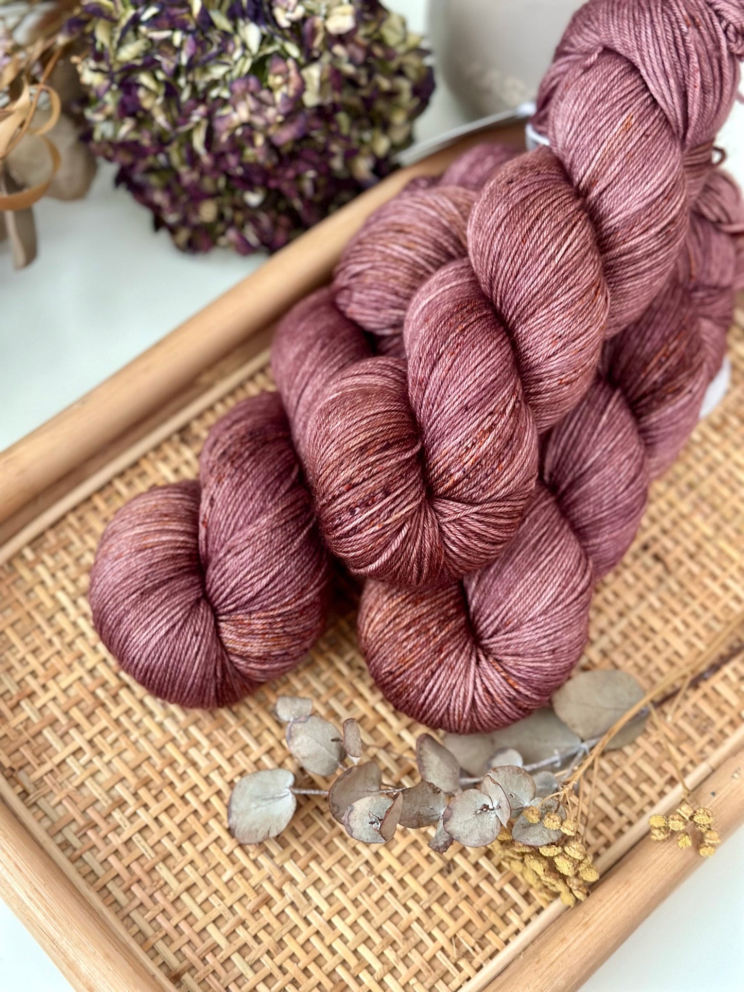 Kuvassa on käsinvärjätty Laurelknits SuperSock- sukkalanka värissä Plum wine.