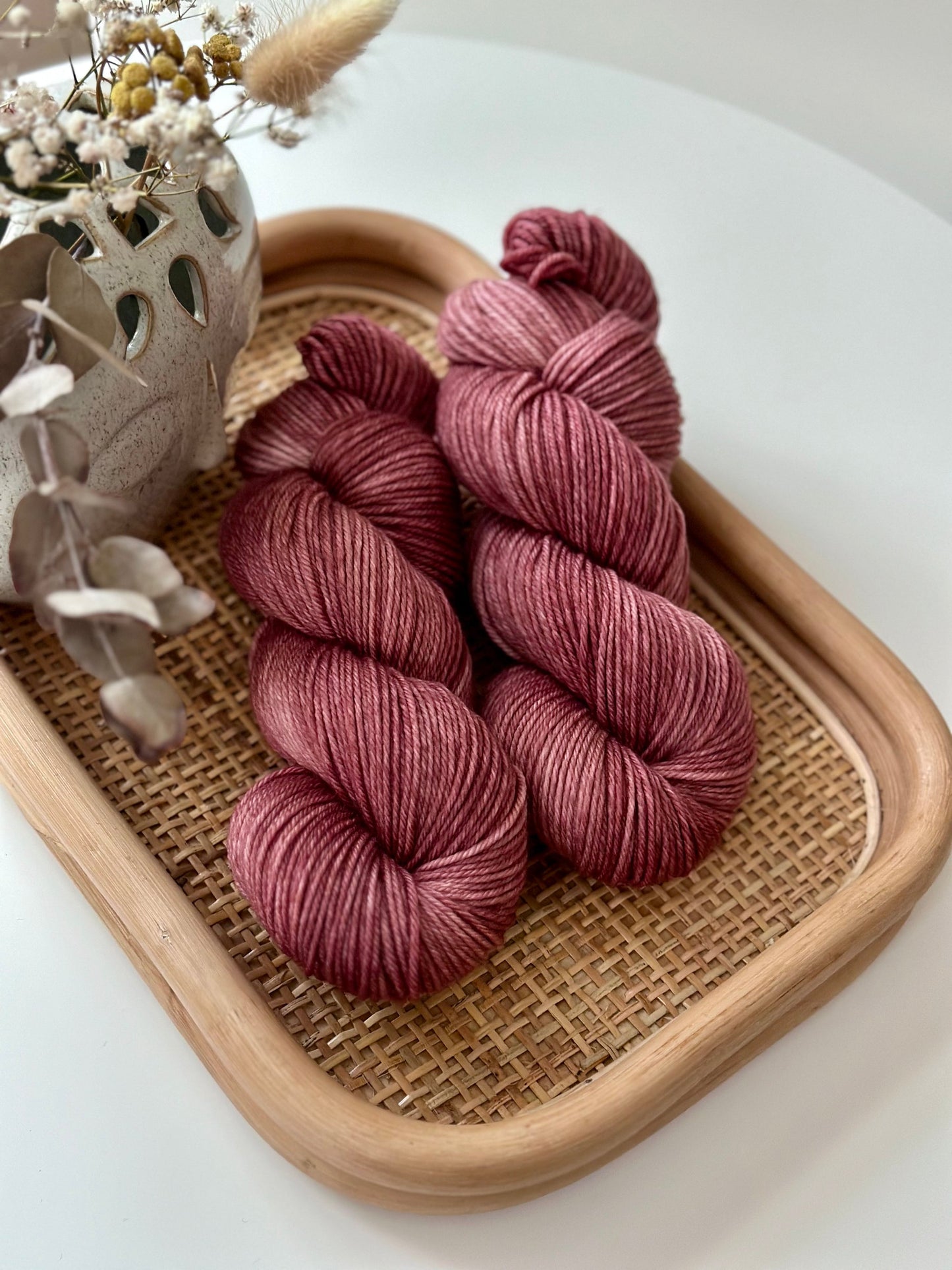 Kuvassa on käsinvärjätty Laurelknits SuperSock- sukkalanka värissä Midnight Dance. 