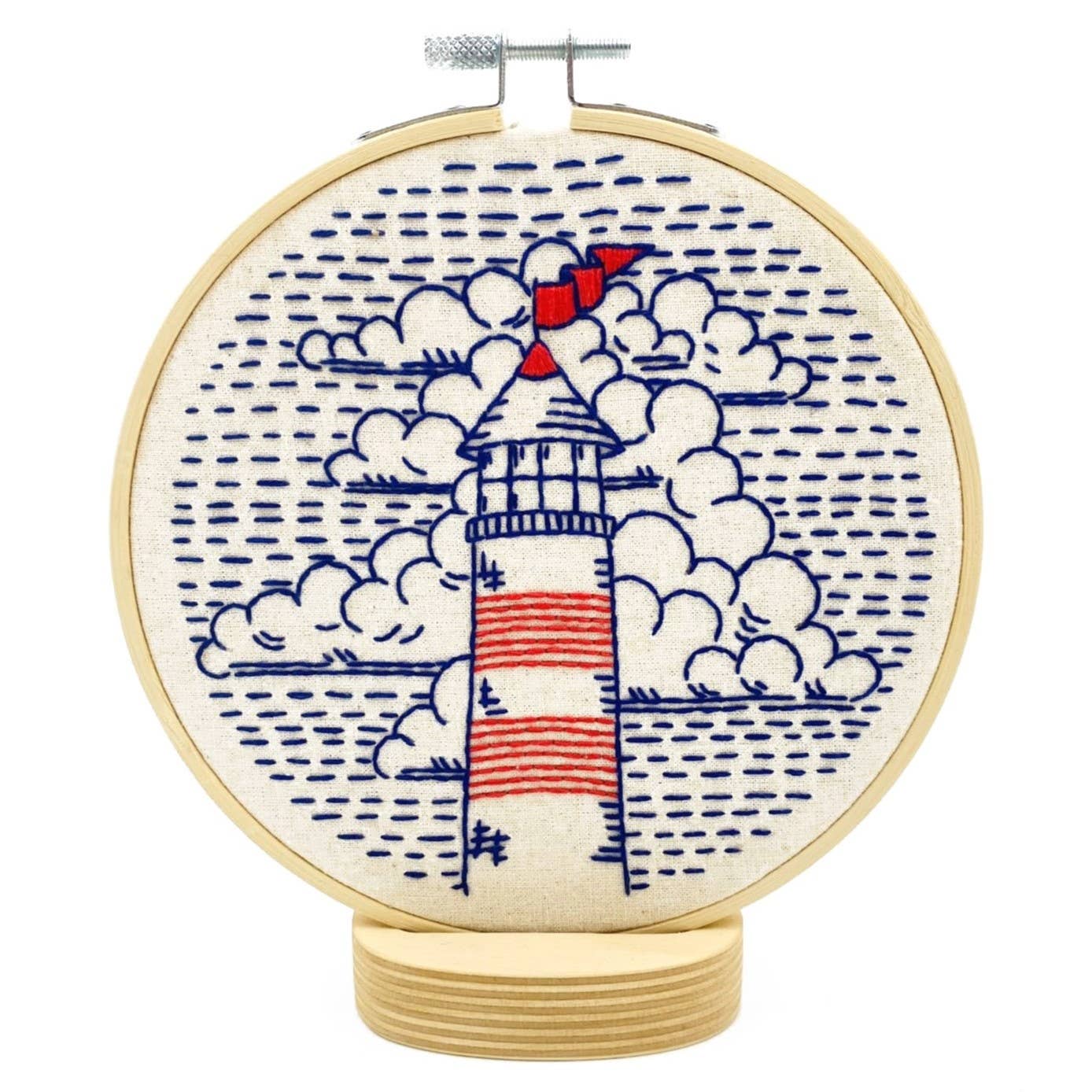 Kuvassa on majakka-aiheinen kirjontasetti (embroidery kit).