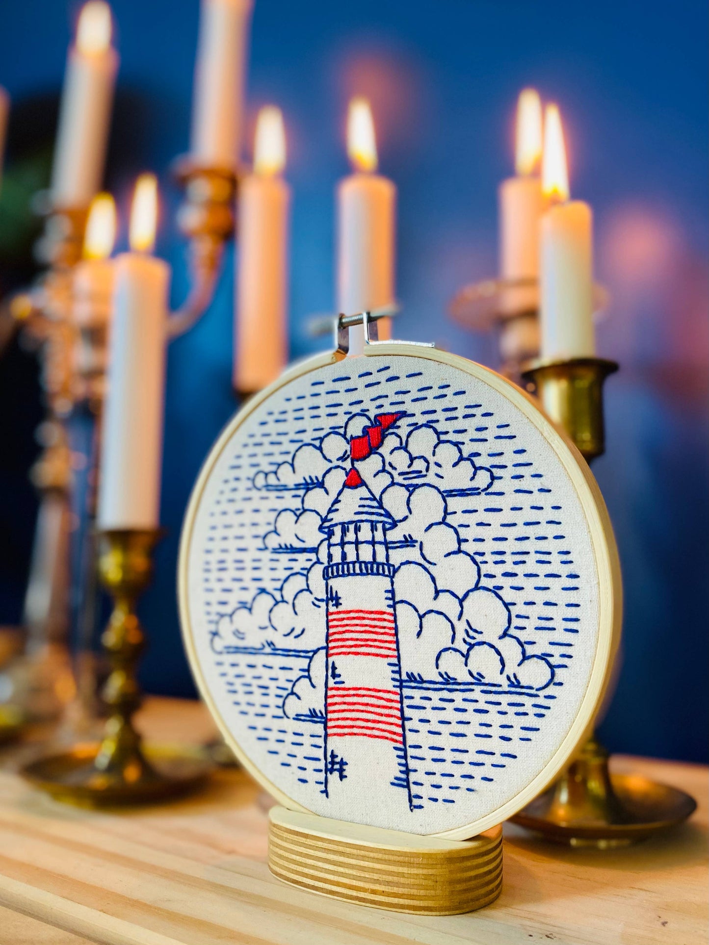 Kuvassa on majakka-aiheinen kirjontasetti (embroidery kit).