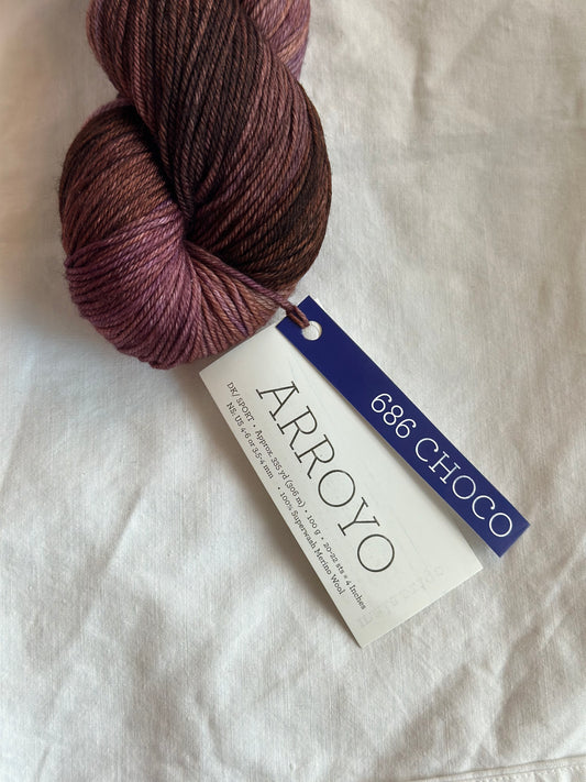 Kuvassa on Malabrigo Arroyo -lanka värissä Choco.