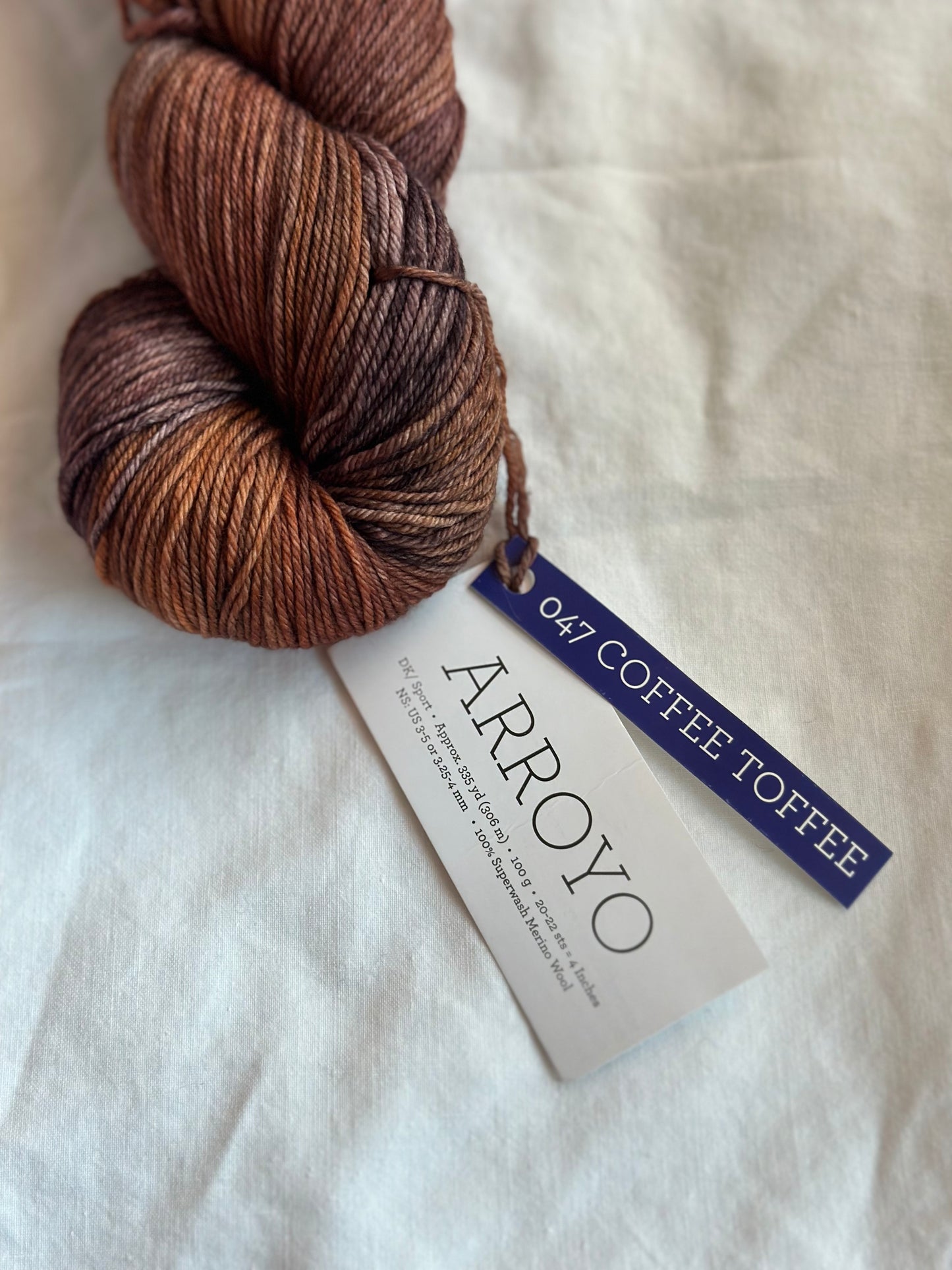 Kuvassa on Malabrigo Arroyo -lanka värissä Coffee Toffee.