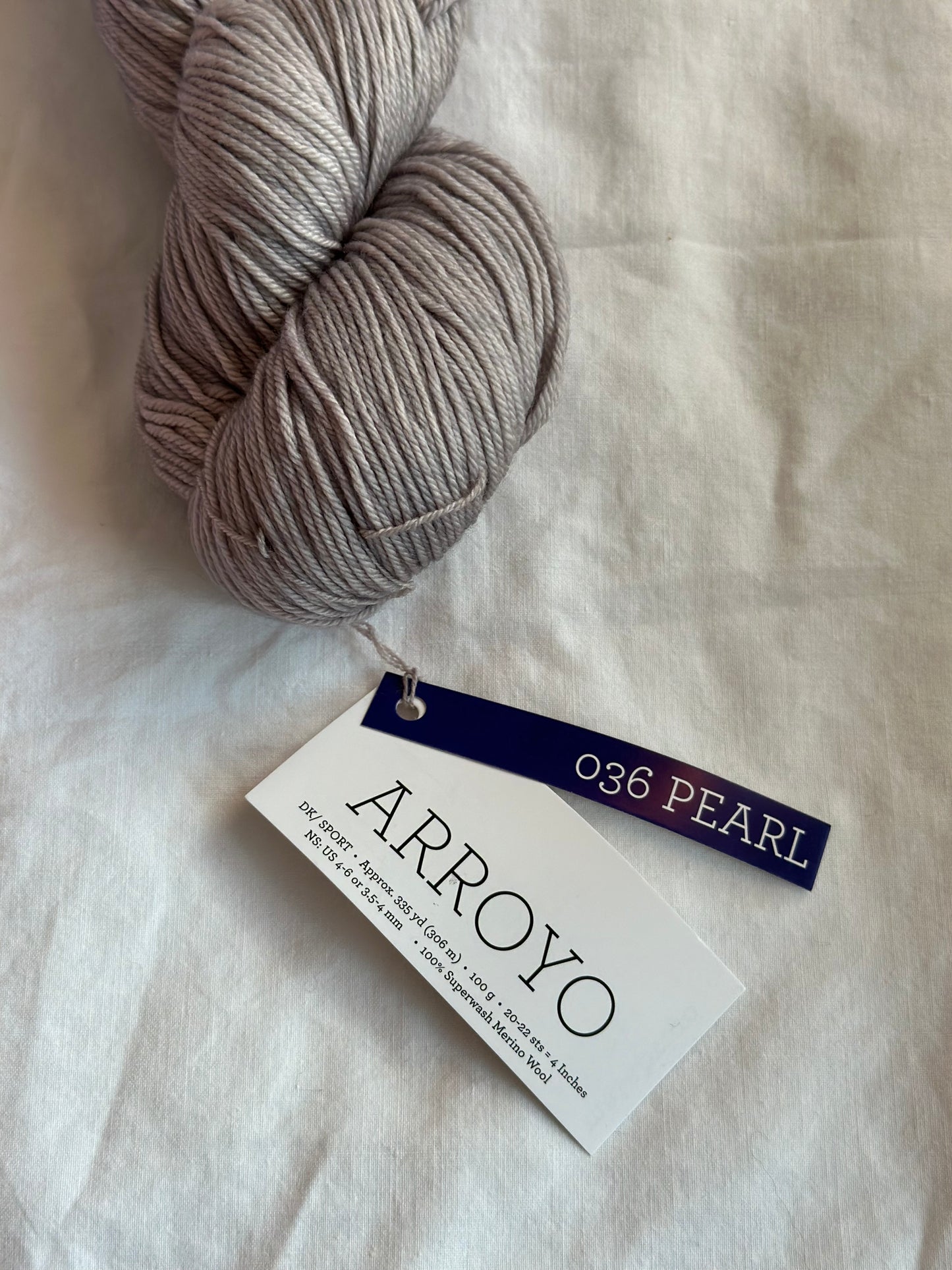 Kuvassa on Malabrigo Arroyo -lanka värissä Pearl.