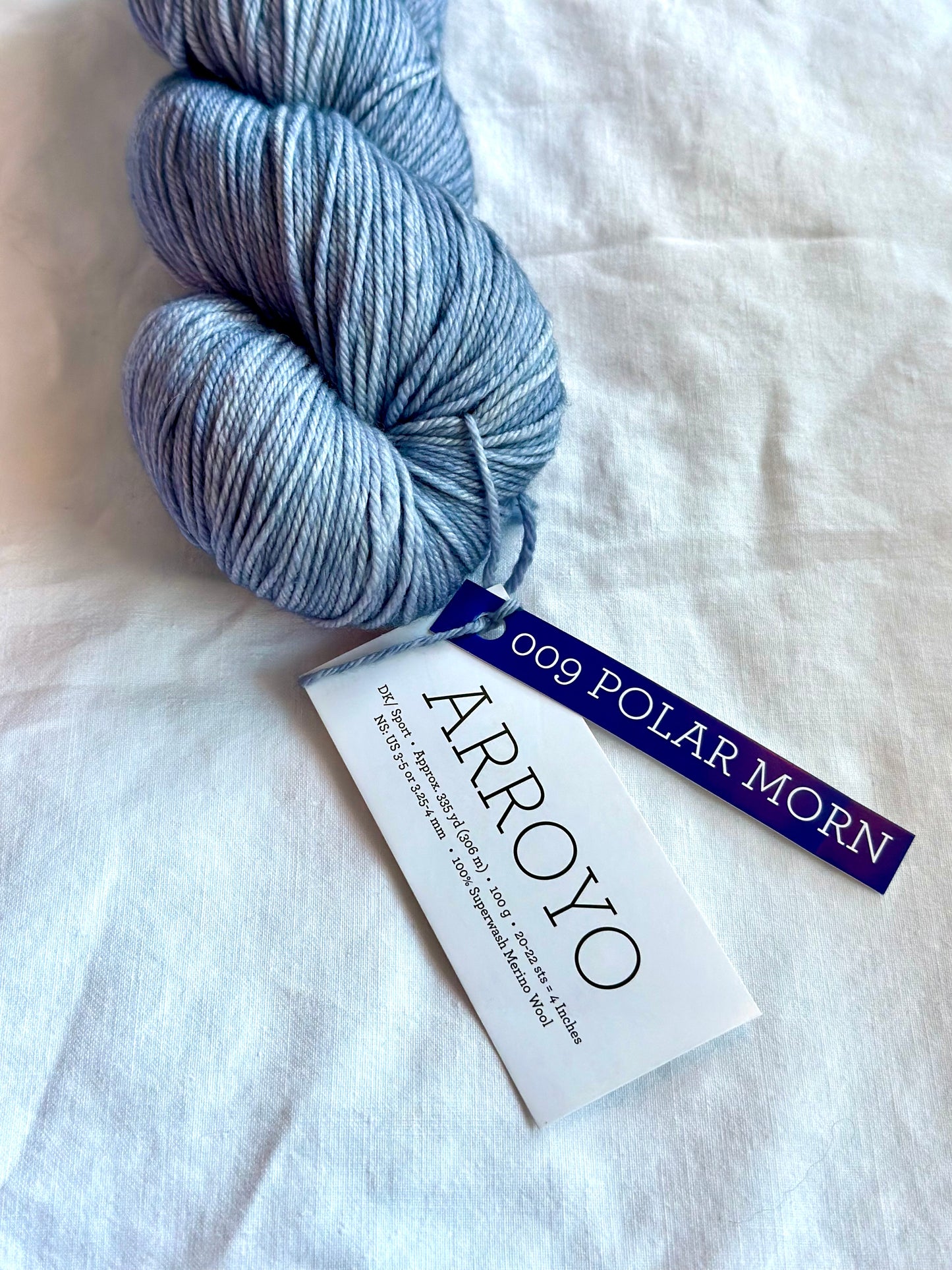 Kuvassa on Malabrigo Arroyo -lanka värissä Polar Moon.