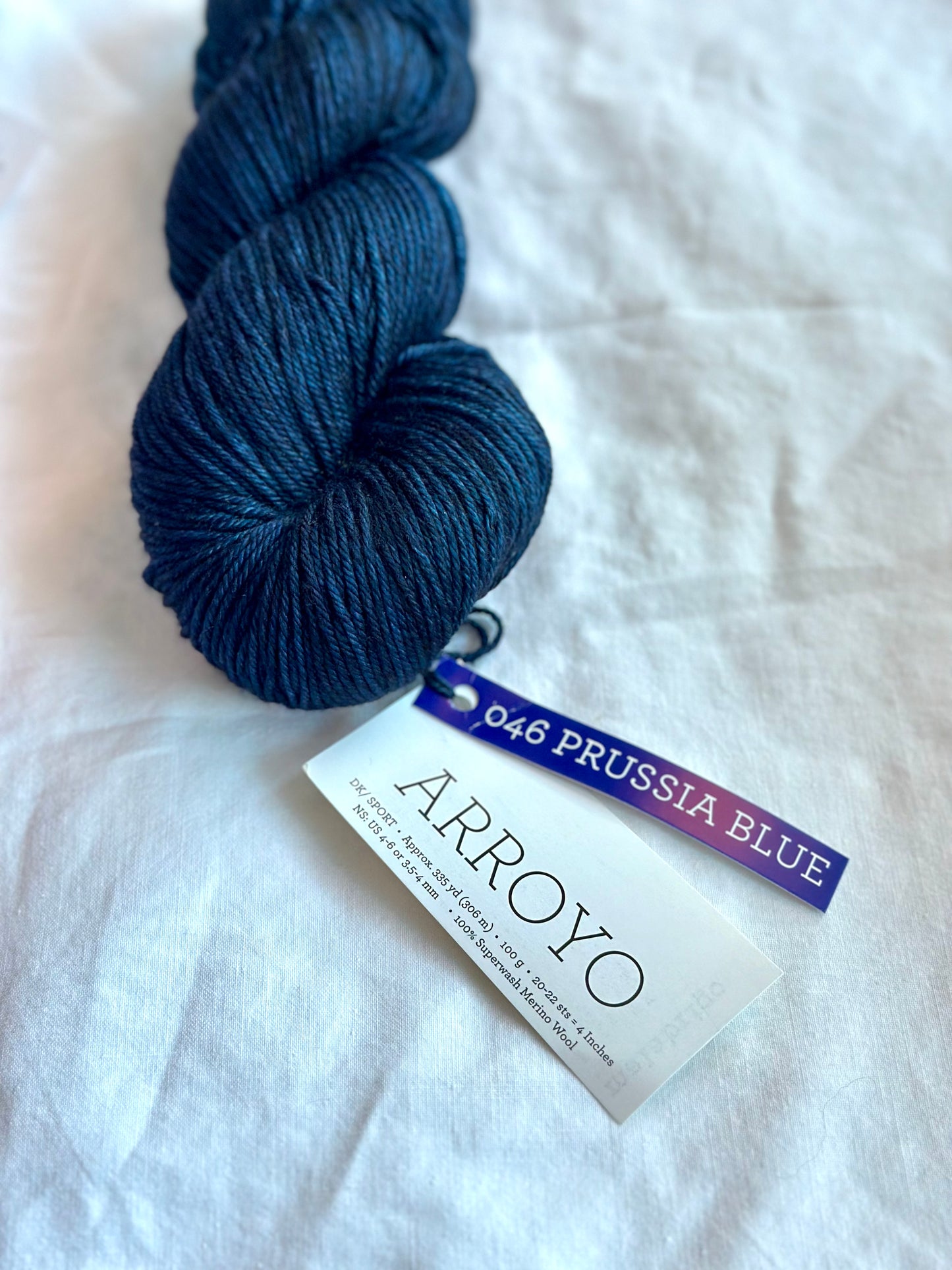 Kuvassa on Malabrigo Arroyo -lanka värissä Prussia Blue.