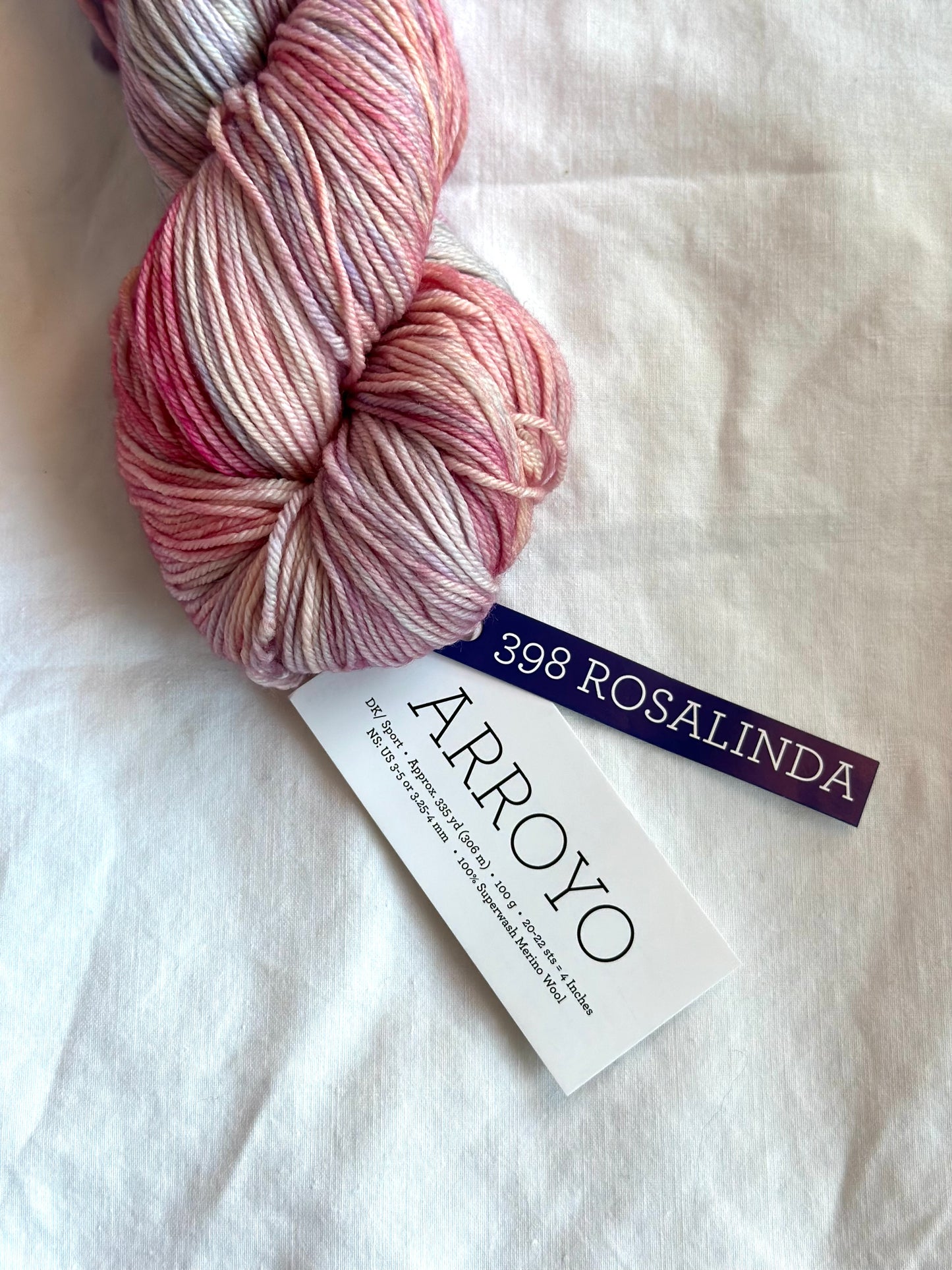 Kuvassa on Malabrigo Arroyo -lanka värissä Rosalinda.