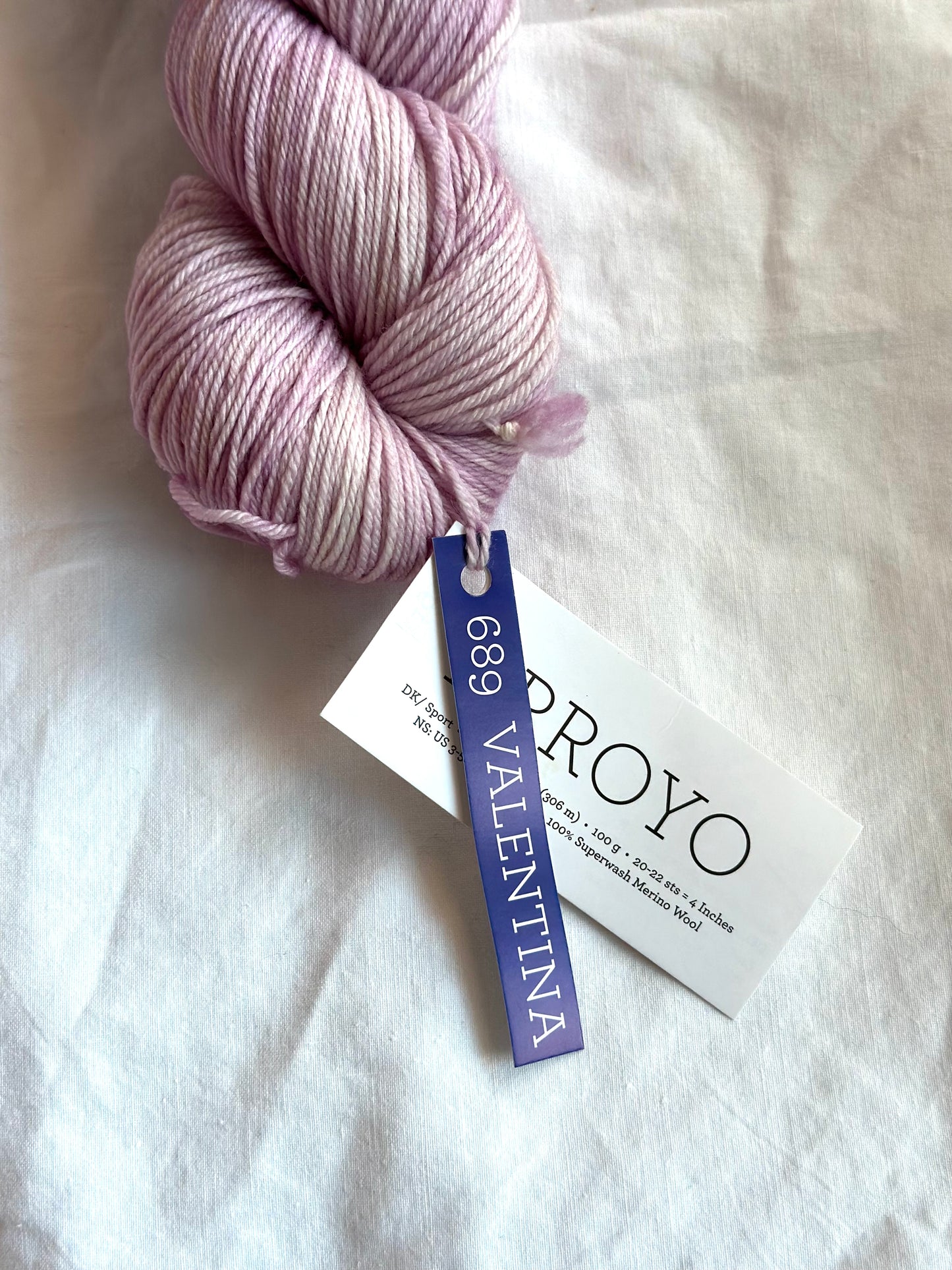 Kuvassa on Malabrigo Arroyo -lanka värissä Valentina.