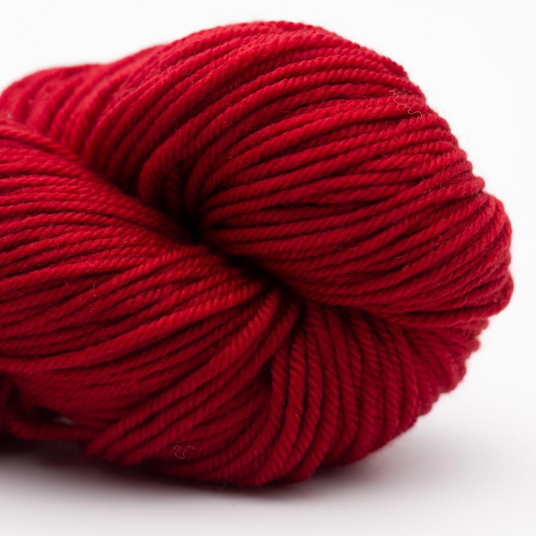 Kuvassa on Manos del Uruguay Alegria Grande Semi Solids Dyed Hand Dyed -sukkalanka (yarn) värissä Carmine.