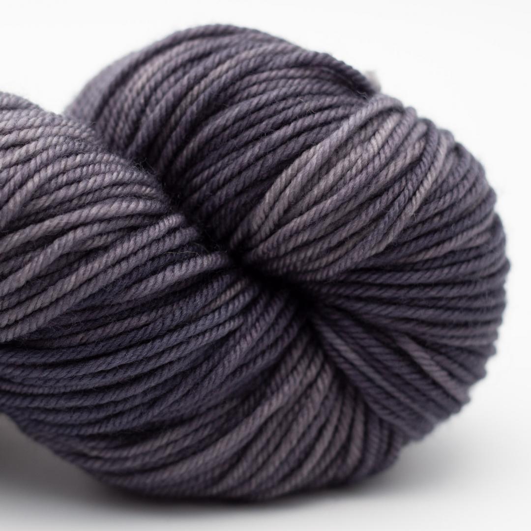 Kuvassa on Manos del Uruguay Alegria Grande Semi Solids Dyed Hand Dyed -sukkalanka (yarn) värissä Kohl.