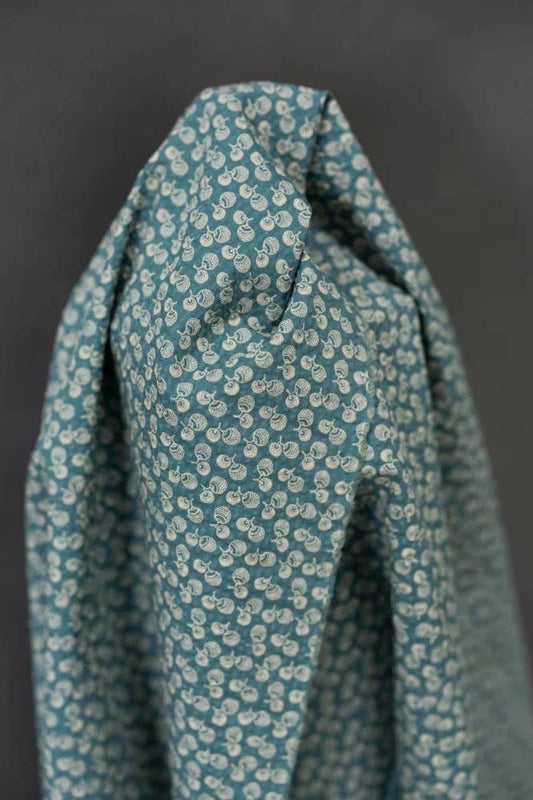 Lähikuva Merchant & Mills Japanese Seersucker -puuvillakankaan kohokuvioisesta seersucker-pinnasta ja tammenterhokuosista.
