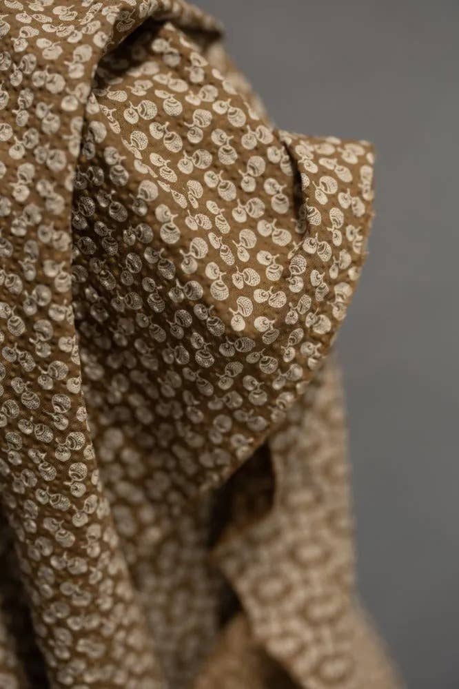 Lähikuva Merchant & Mills Japanese Seersucker -puuvillakankaan kohokuvioisesta seersucker-pinnasta ja tammenterhokuosista.