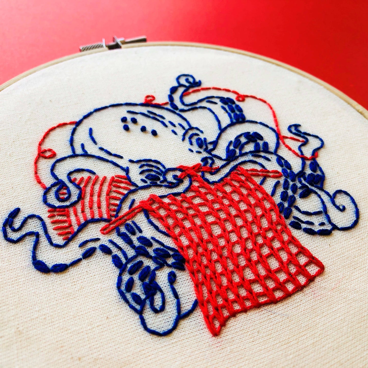Kuvassa on mustekala-aiheinen kirjontasetti (embroidery kit).