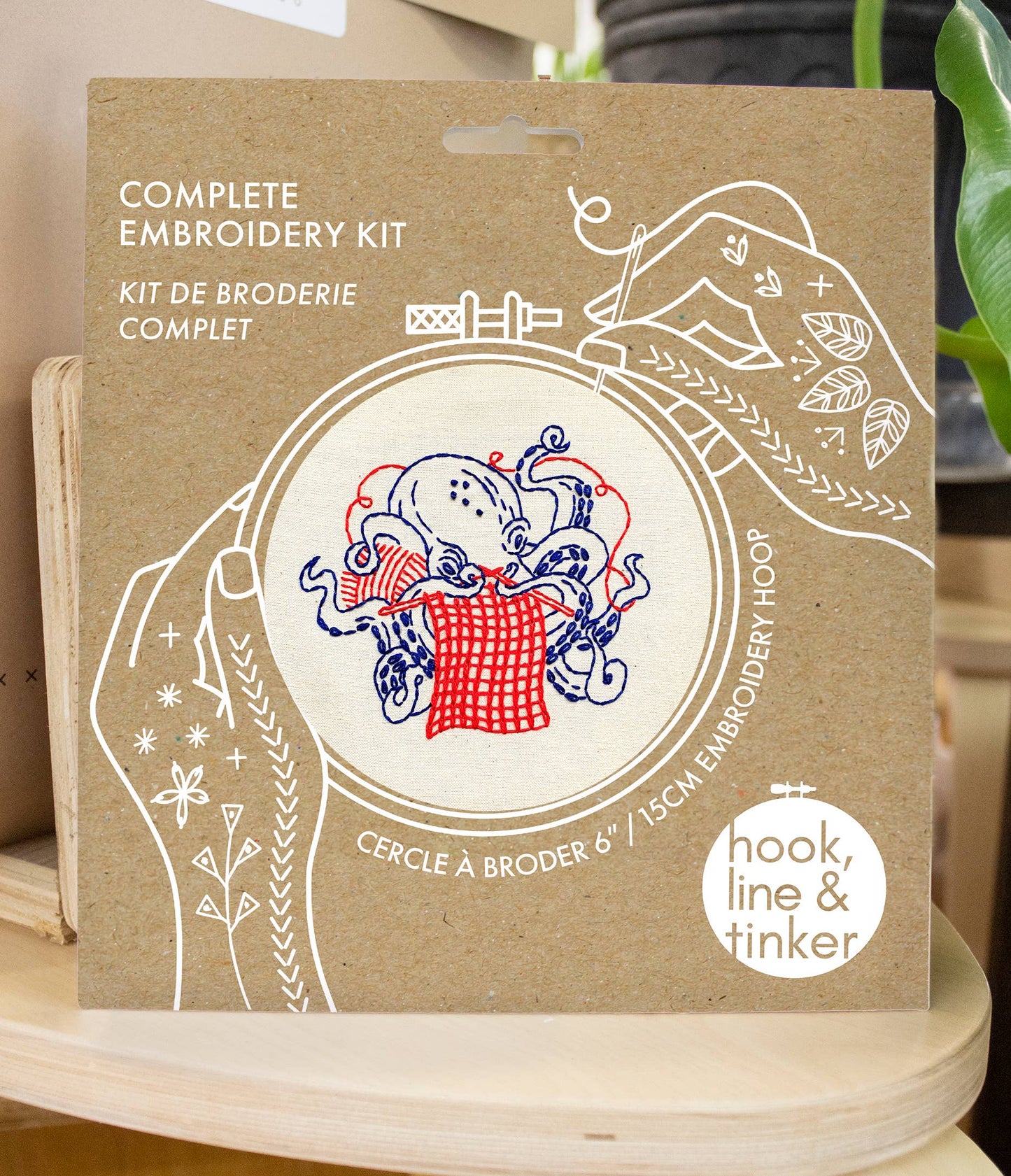 Kuvassa on mustekala-aiheinen kirjontasetti (embroidery kit).