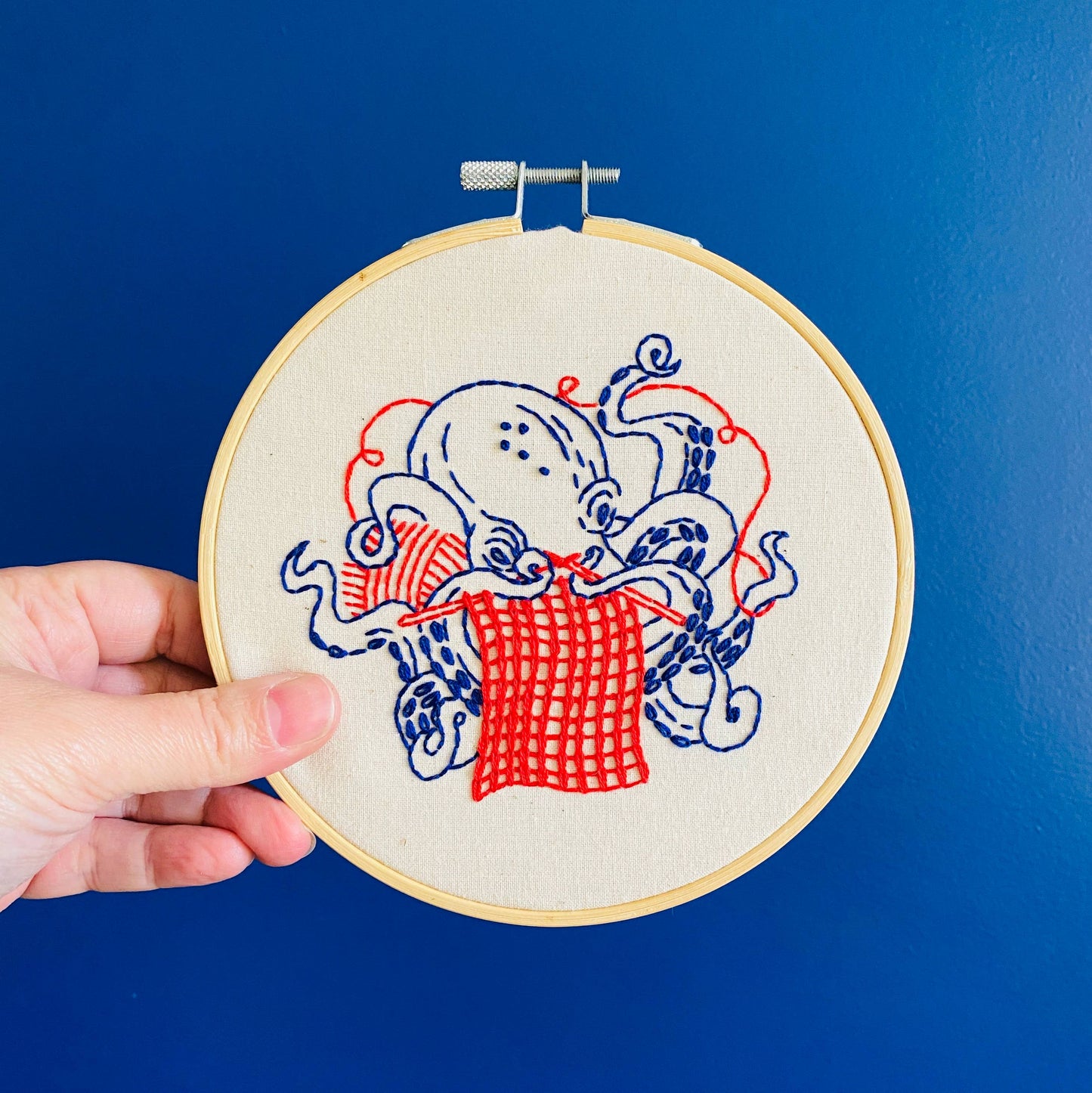 Kuvassa on mustekala-aiheinen kirjontasetti (embroidery kit).
