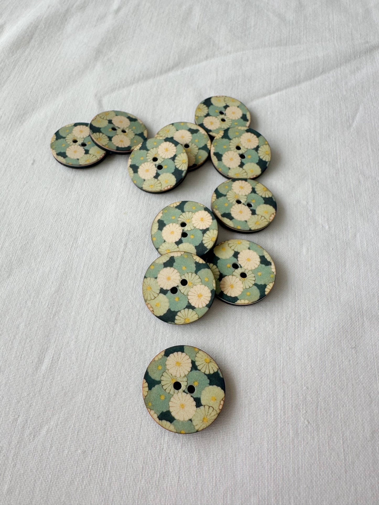 Kuvassa on nappeja (buttons), joissa on kukkakuvio.