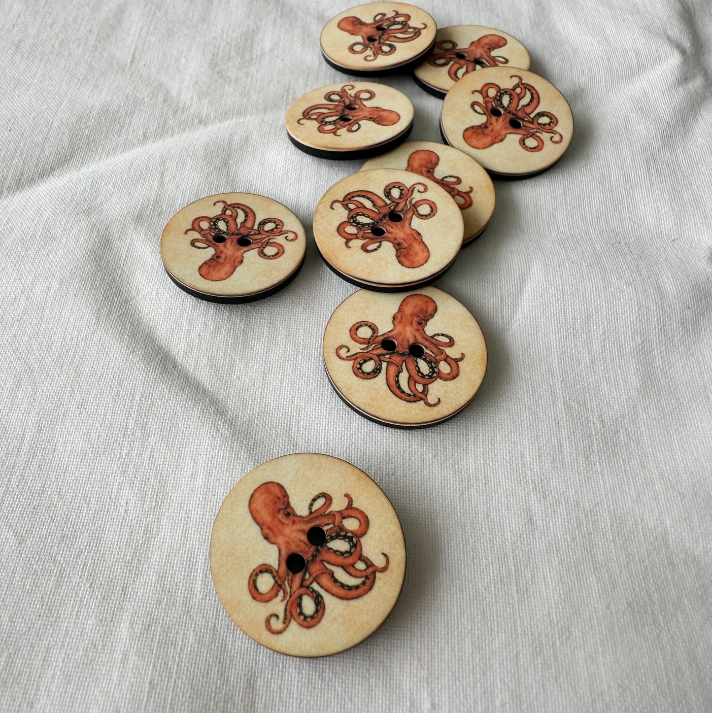 Kuvassa on nappeja (buttons), joissa on mustekala-kuvio.