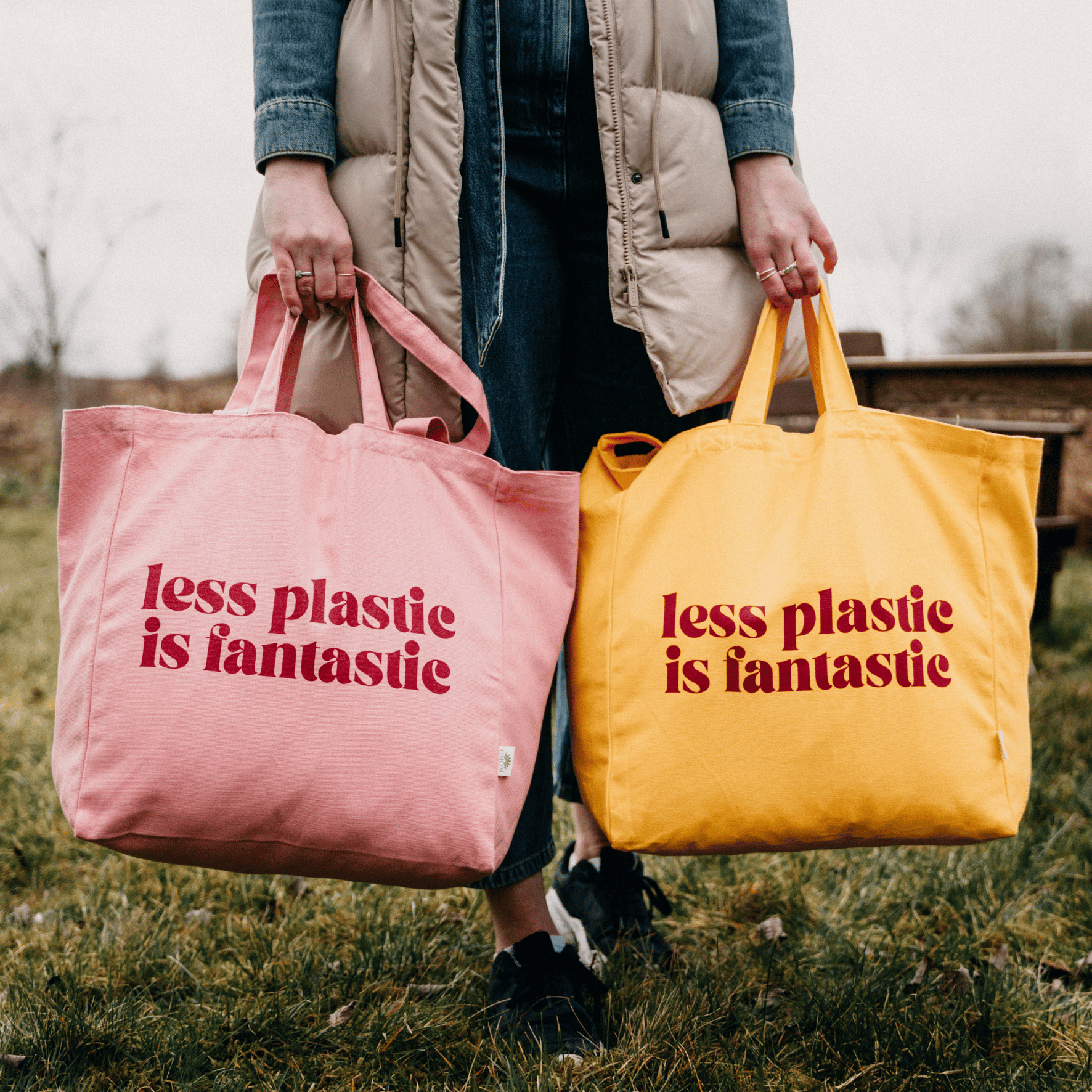 OMOM Less Plastic -luomupuuvillainen kangaskassi edestä kuvattuna.