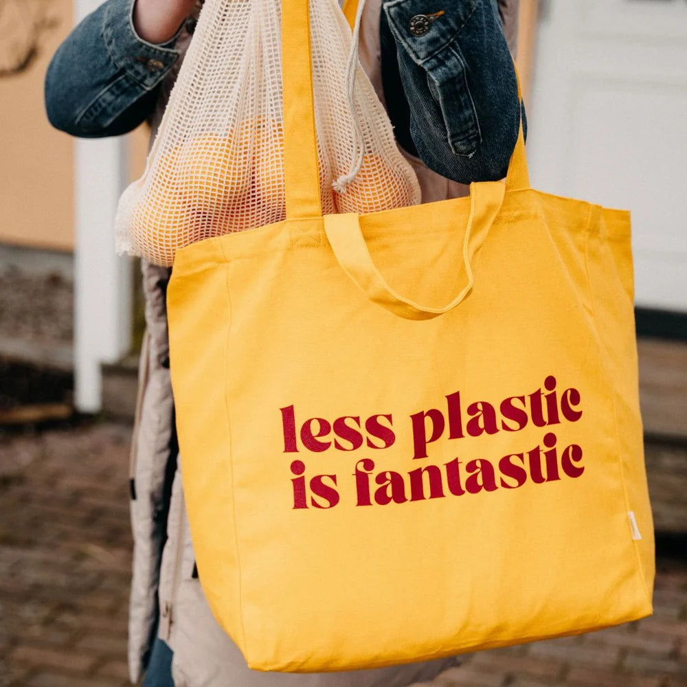 Tilava OMOM Less Plastic -kangaskassi keltaisena GOTS-sertifioidusta luomupuuvillasta.