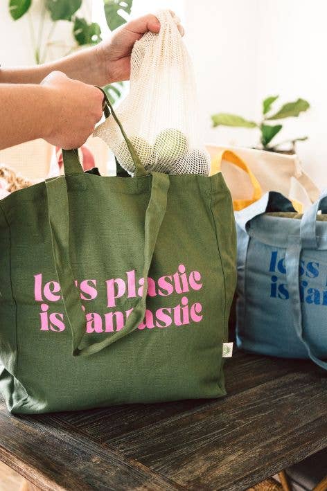 Less Plastic -tekstillä varustettu ekologinen OMOM-kangaskassi.