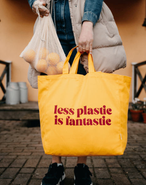 Tilava OMOM-kangaskassi arkeen, käsitöille ja ostoksille.