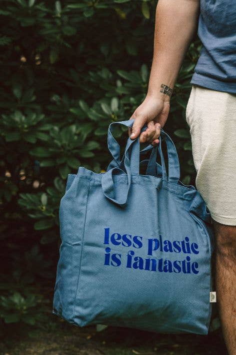 OMOM-kangaskassin retrohenkinen Less Plastic -painatus lähikuvassa.