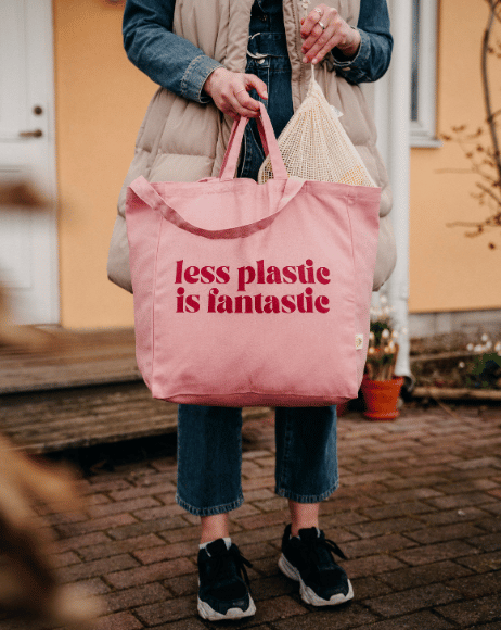 OMOM Less Plastic -kangaskassin tukeva canvas-materiaali ja painatus.