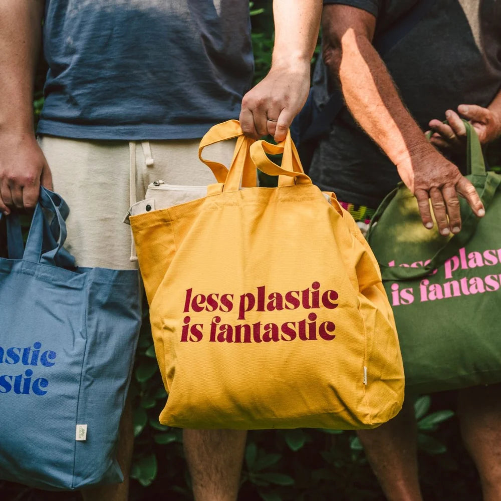 Tilava OMOM Less Plastic -kangaskassi GOTS-sertifioidusta luomupuuvillasta.