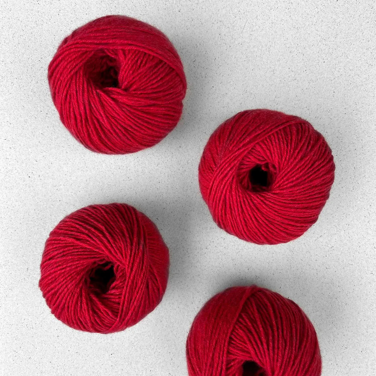 Kuvassa on Pascuali Cashmere Charis -lanka värissä 09 Scarlet.