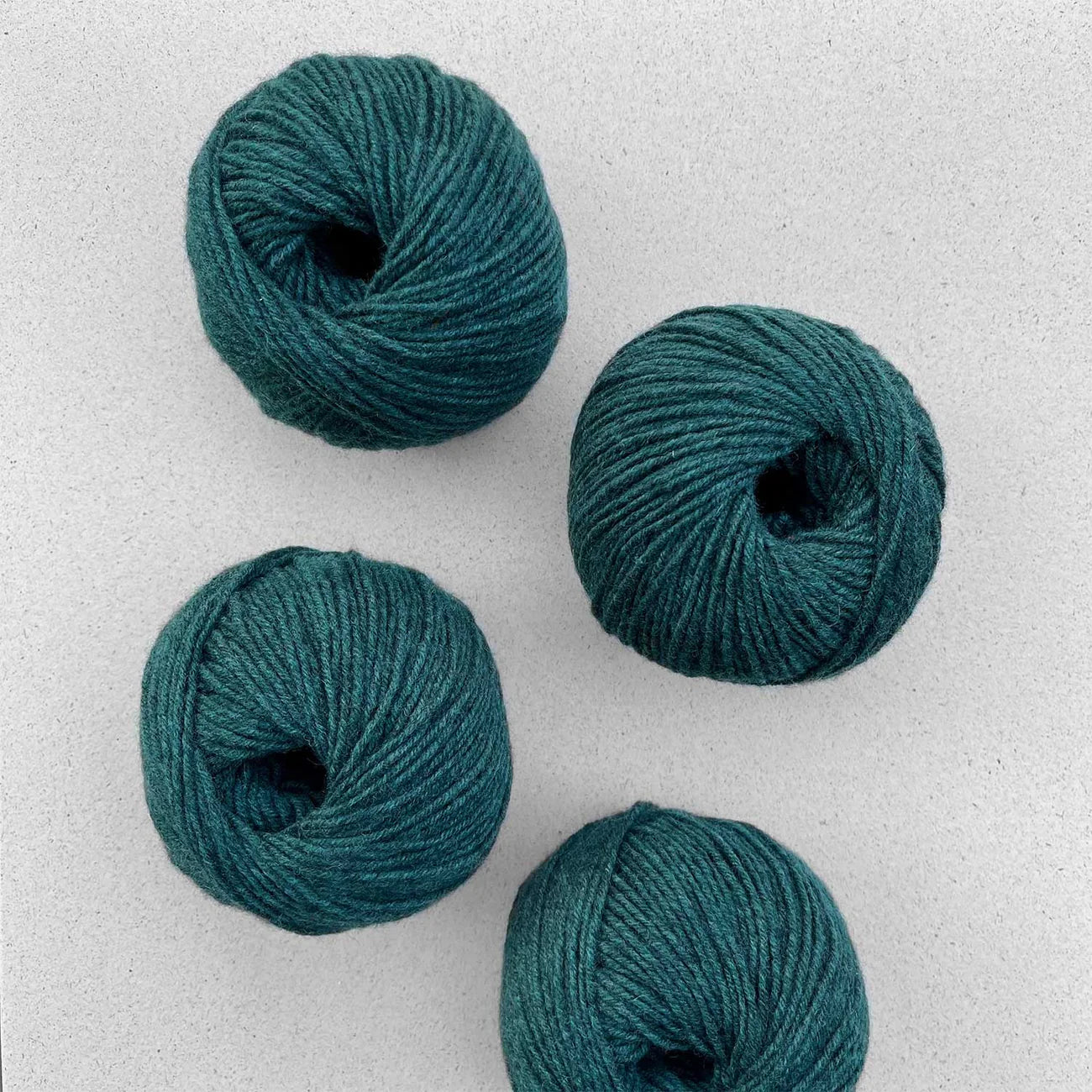 Kuvassa on Pascuali Cashmere Charis -lanka värissä 15 Seagreen.