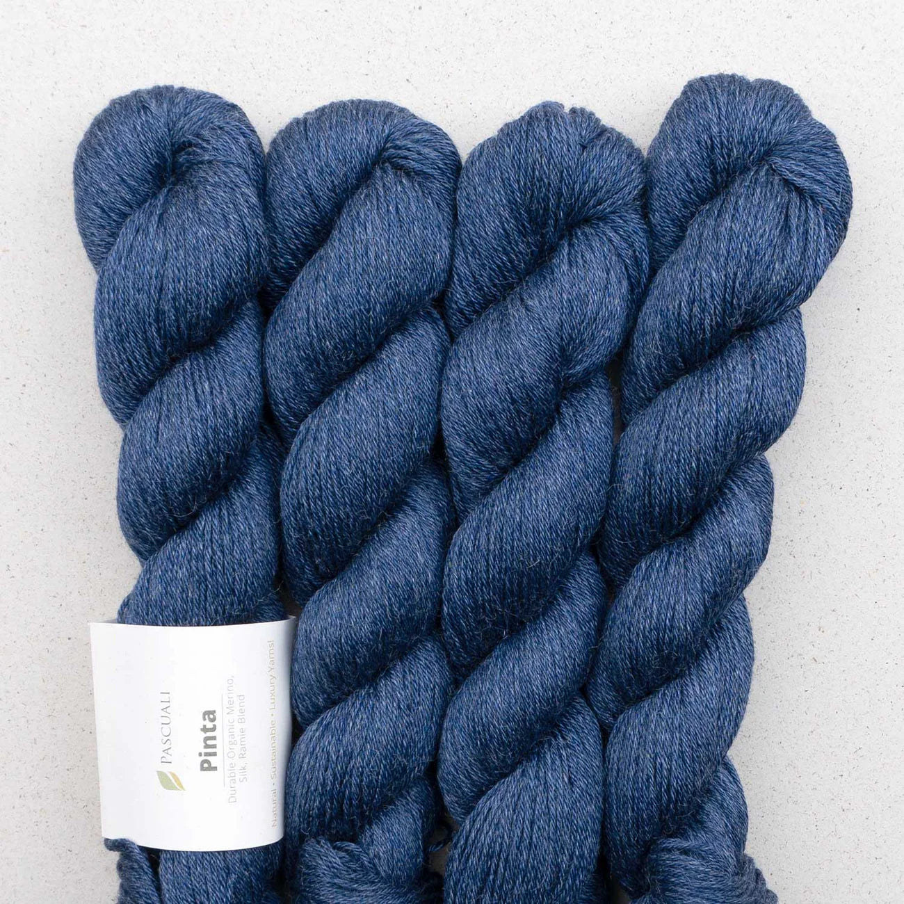 Kuvassa on Pascuali Pinta -lanka (yarn) värissä Navy.