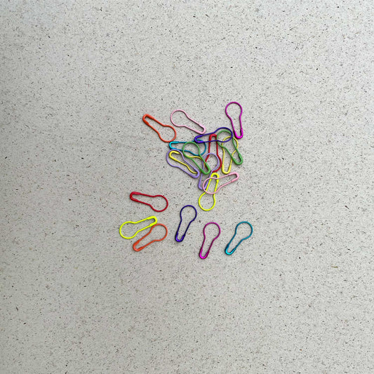 Kuvassa on Pascualin silmukkamerkkisetti (colorful stitchmarker set).