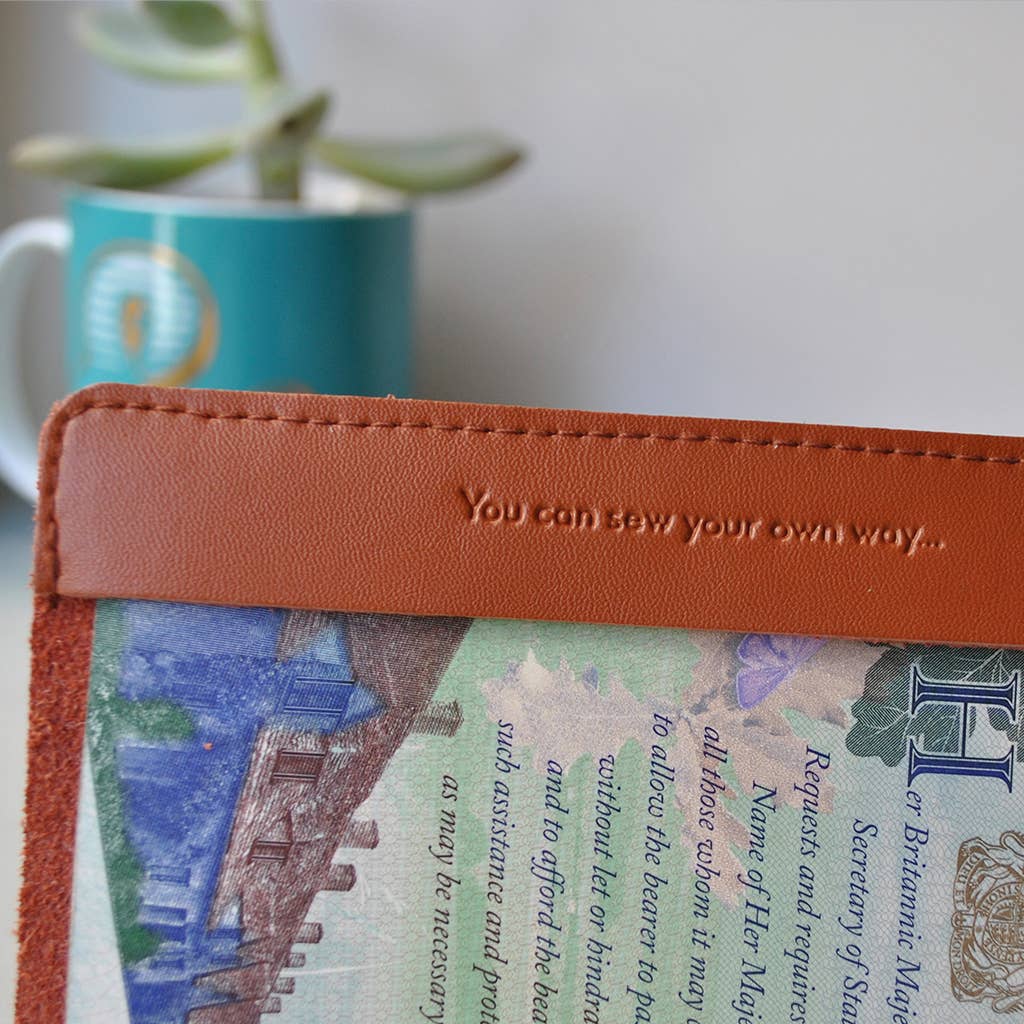 Nahkainen passport cover ristipistokirjontaan